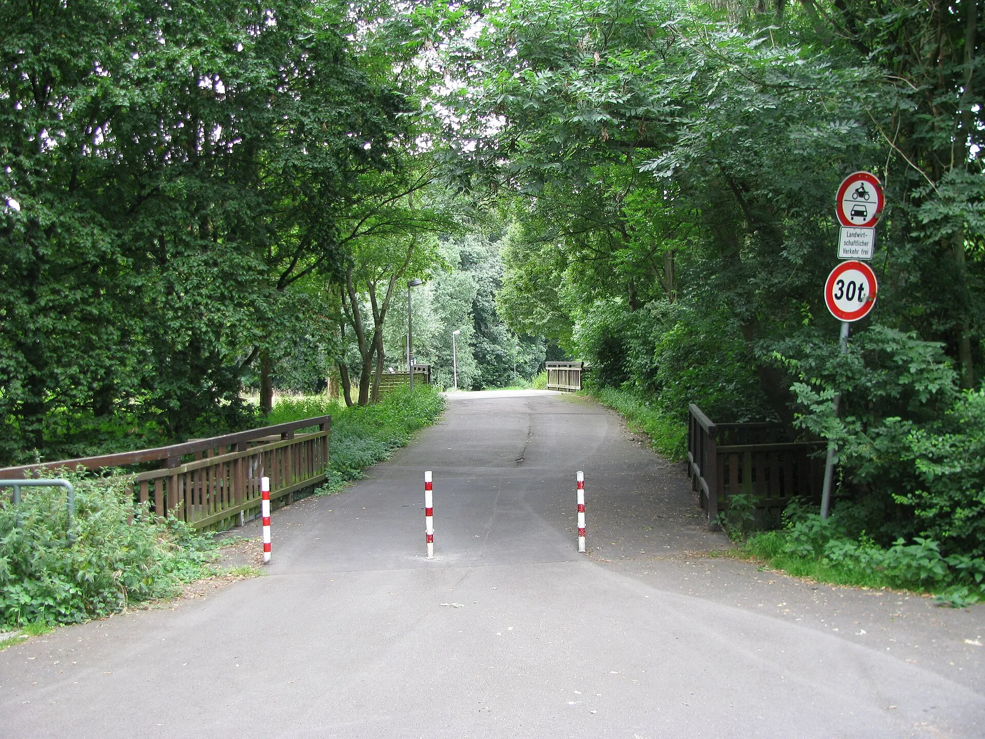 der Weg über die zwei Brücken von Faulbach (vorn) und der Strunde (hinten)