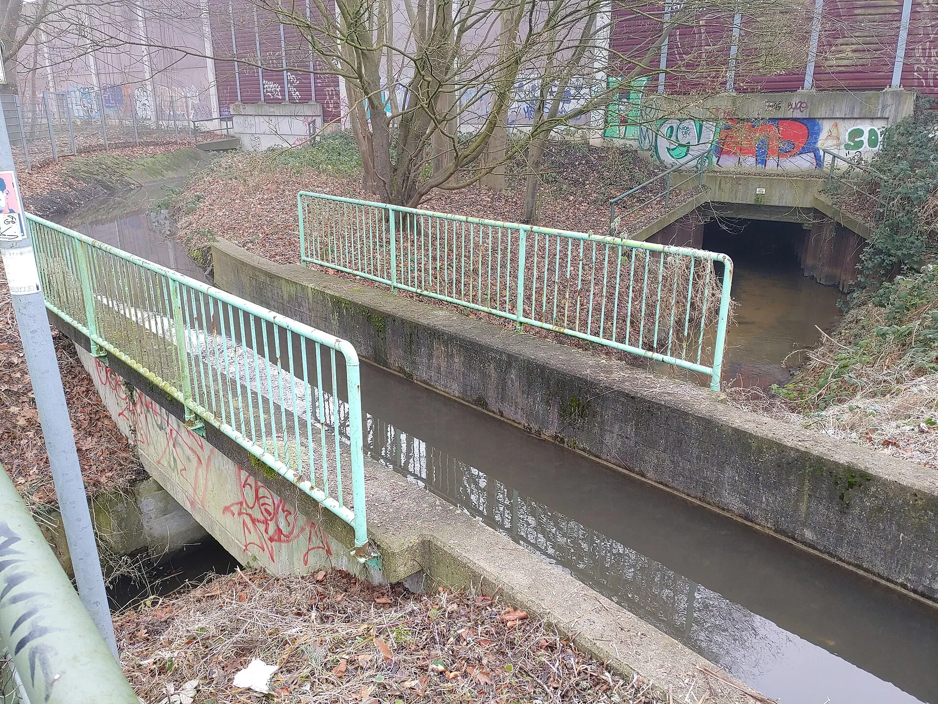 Viadukt der Strunde über den Faulbach , gradeaus der Lärmschutz der A3