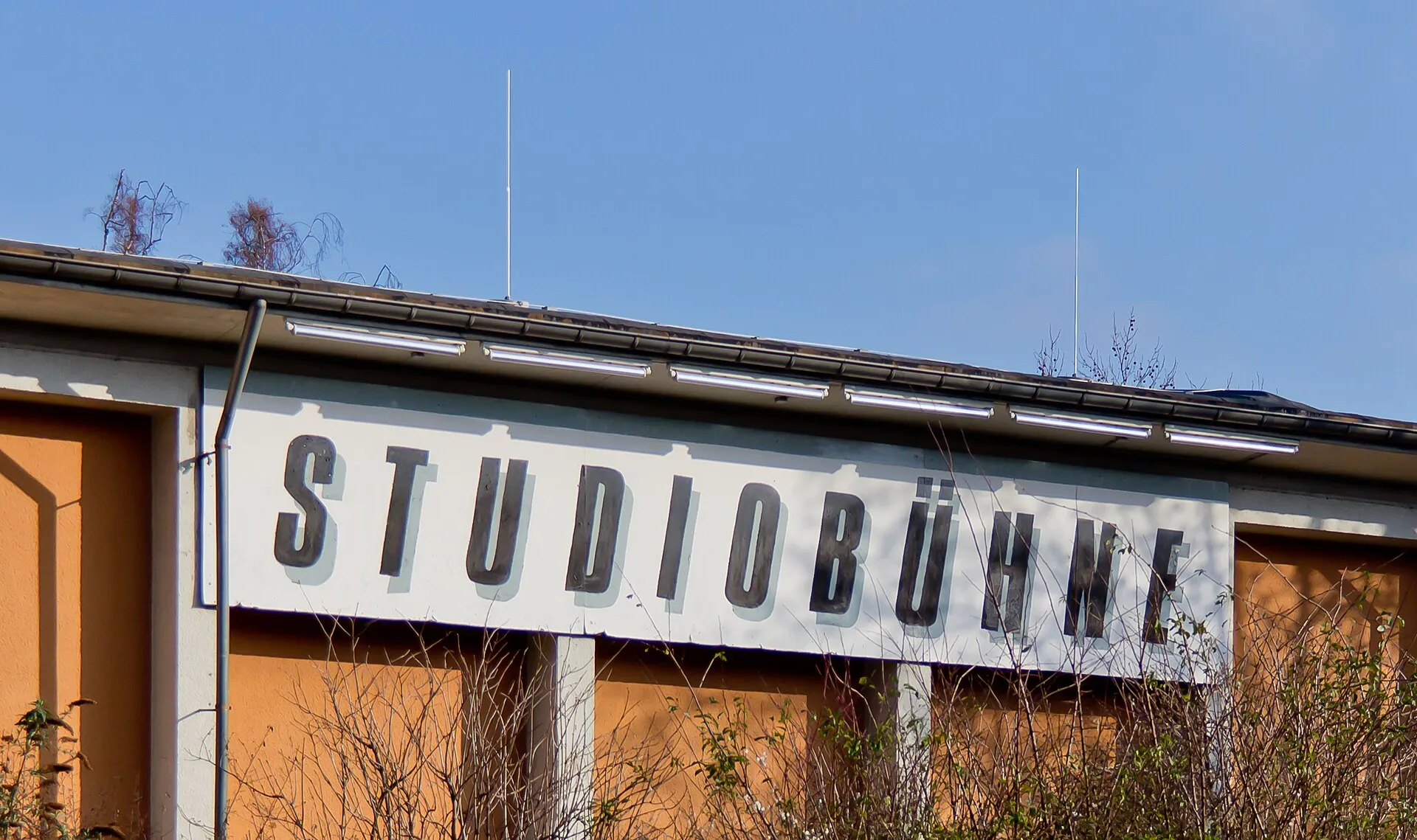 Schild in der Nähe des Eingangsbereichs der Studiobühne Köln