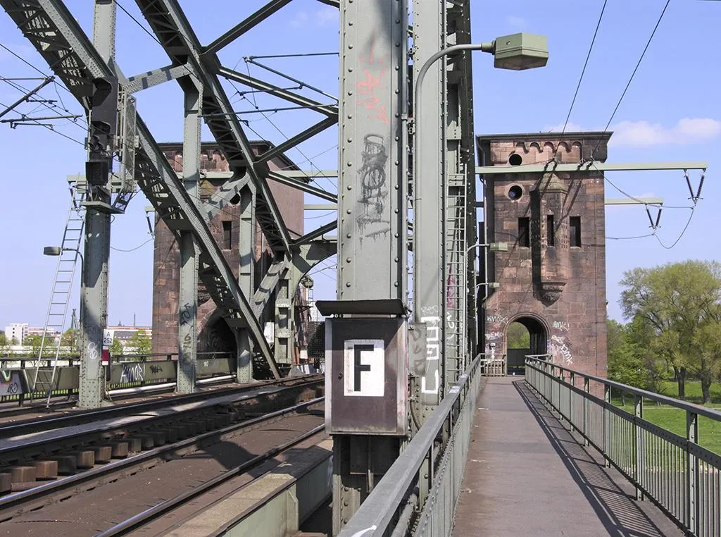 Köln-Poll, Südbrücke (Türme auf der rechten Rheinseite). Man beachte die an Auslegern montierte Hochspannungsleitung an den Türmen, der Turm befindet sich zwischen beiden Phasen