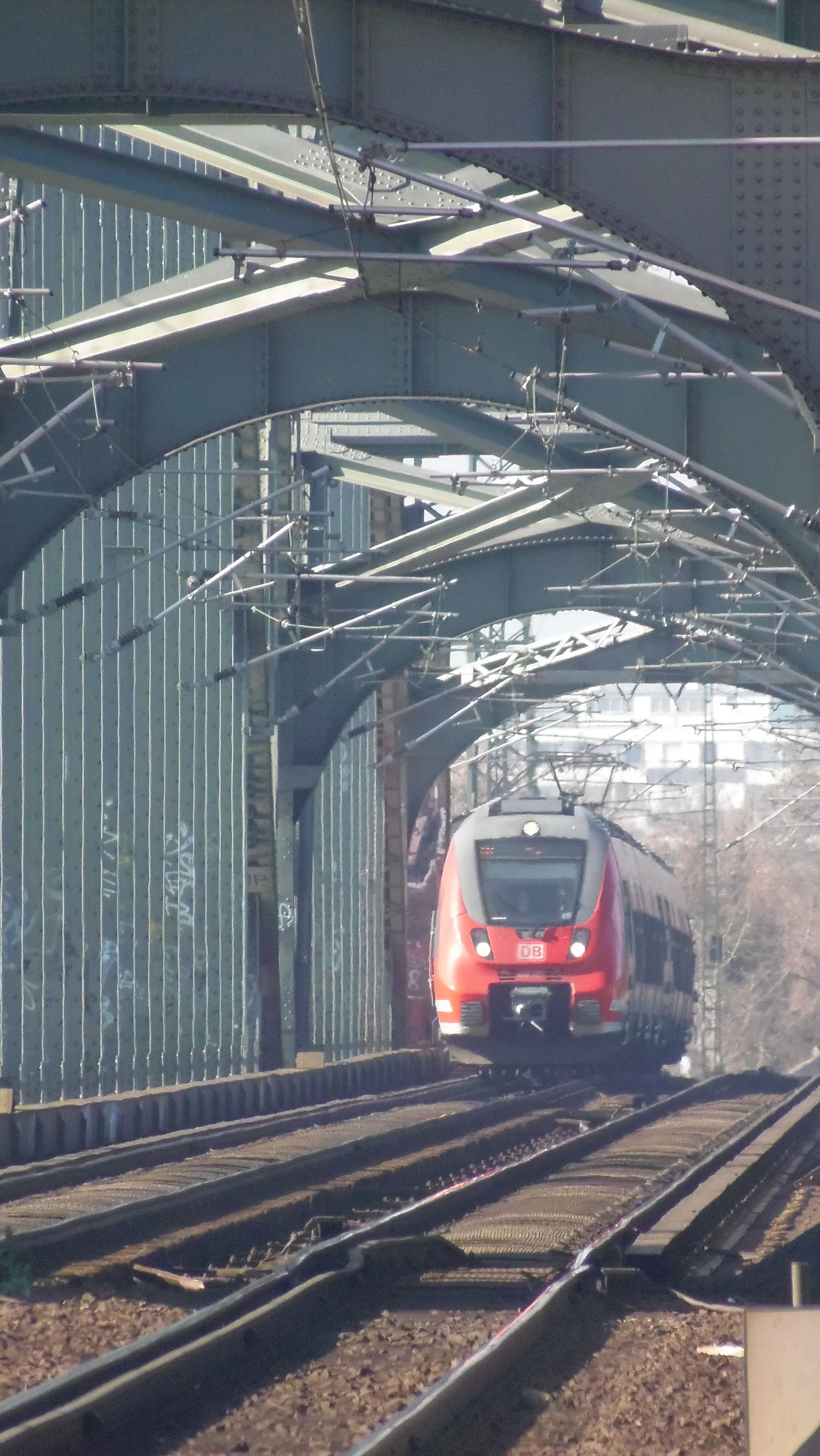 Umgeleiteter Zug der Linie RE 9 auf der Kölner Südbrücke