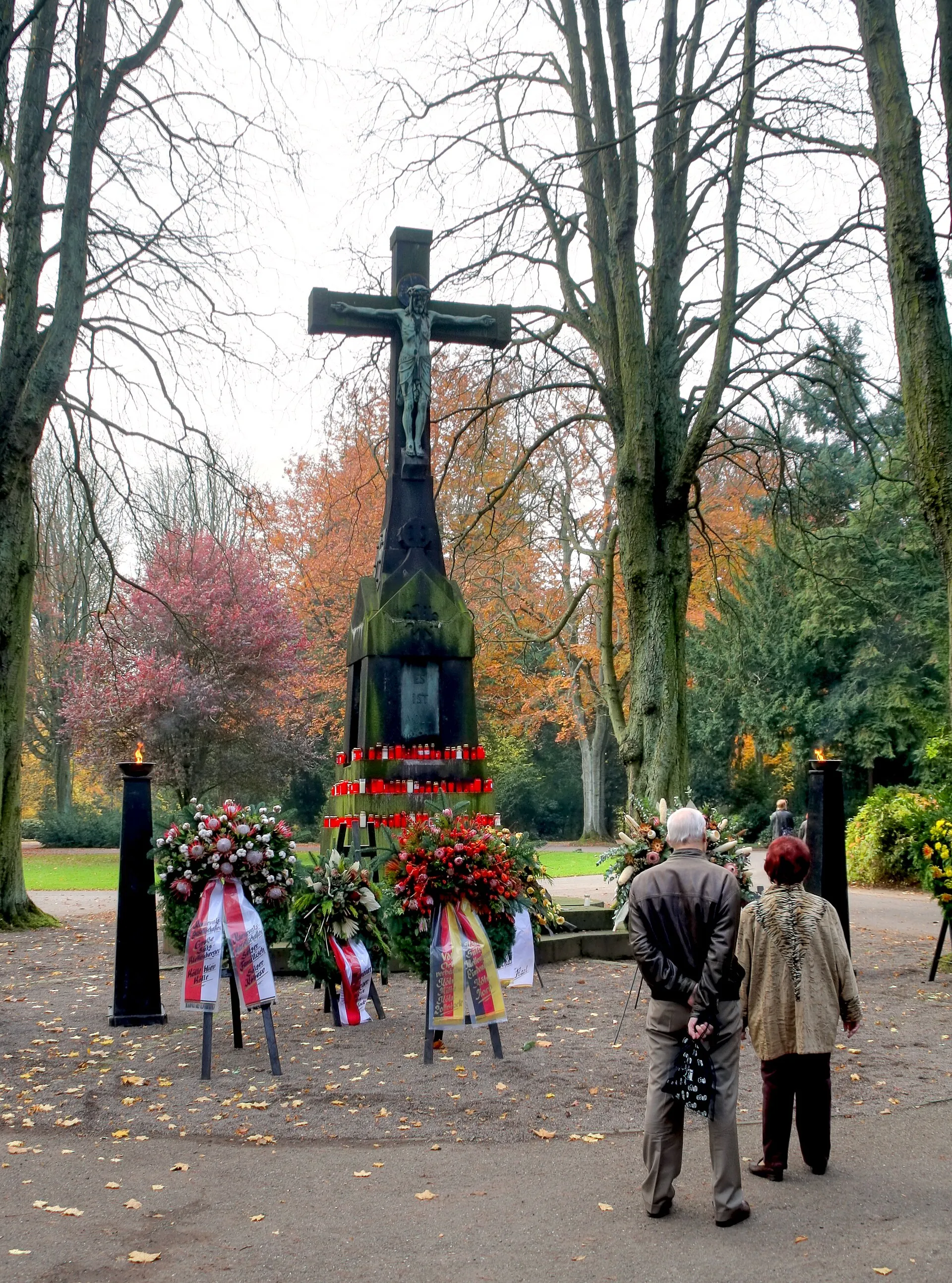 Südfriedhof Köln. Stein-Hochkreuz am Hauptweg zu Allerheiligen 2009. An allen vier Seiten mit Reliefs geschmückt.