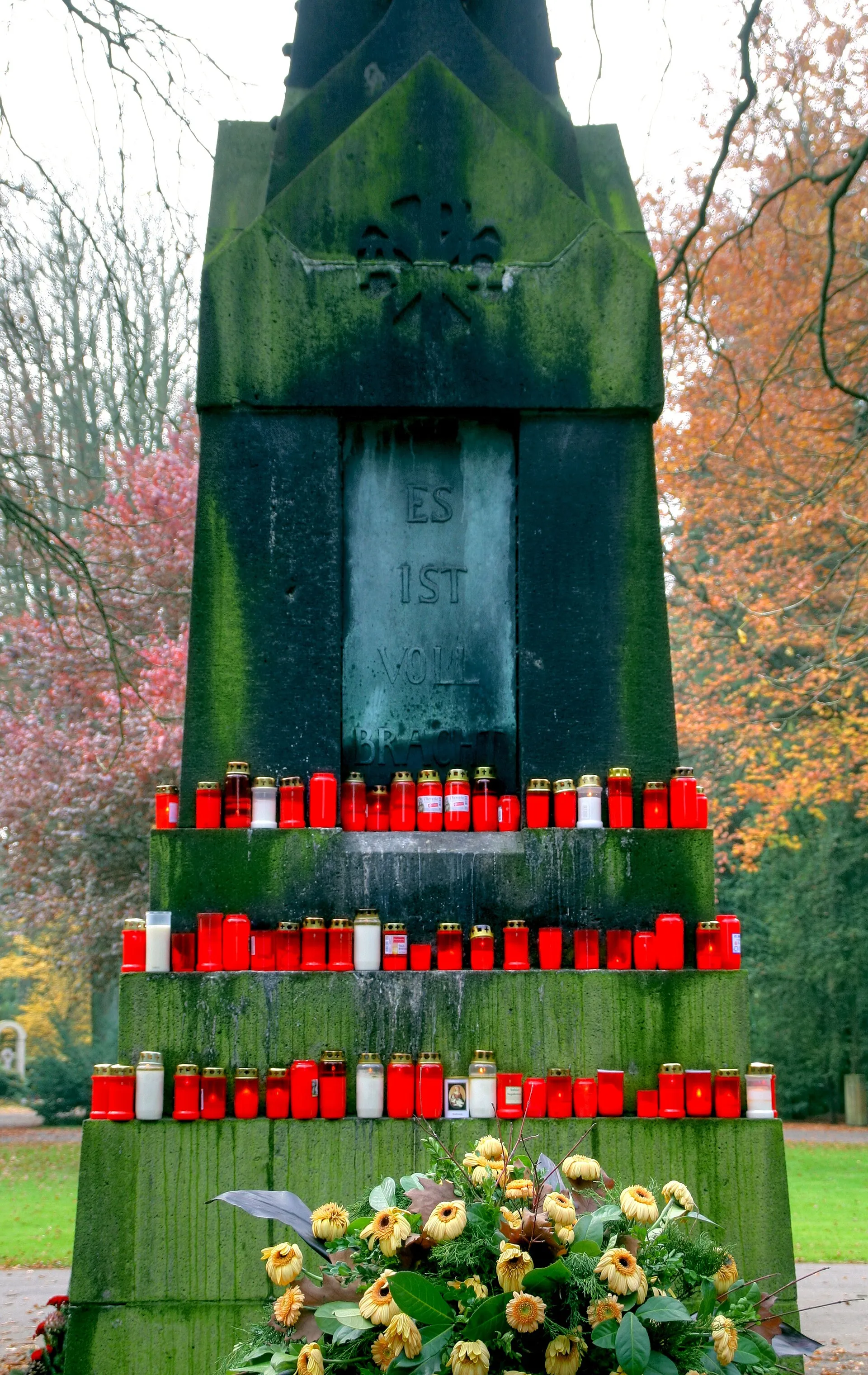 Südfriedhof Köln. Stein-Hochkreuz am Hauptweg zu Allerheiligen 2009. Detail: Relief mit Inschrift.