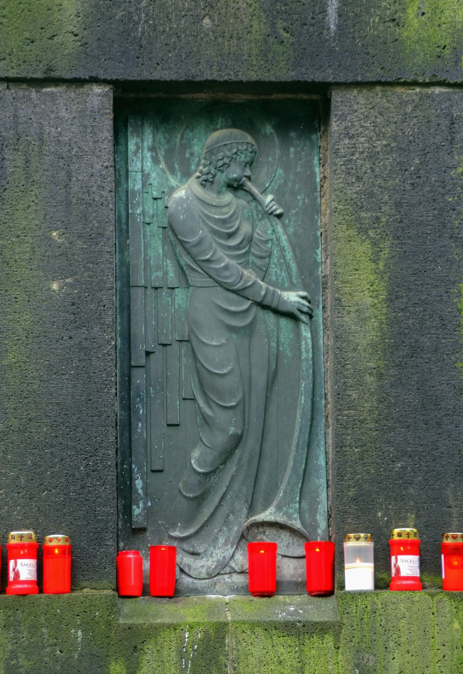 Südfriedhof Köln. Stein-Hochkreuz am Hauptweg zu Allerheiligen 2009. Detail: Relief mit einem Posaunenengel.