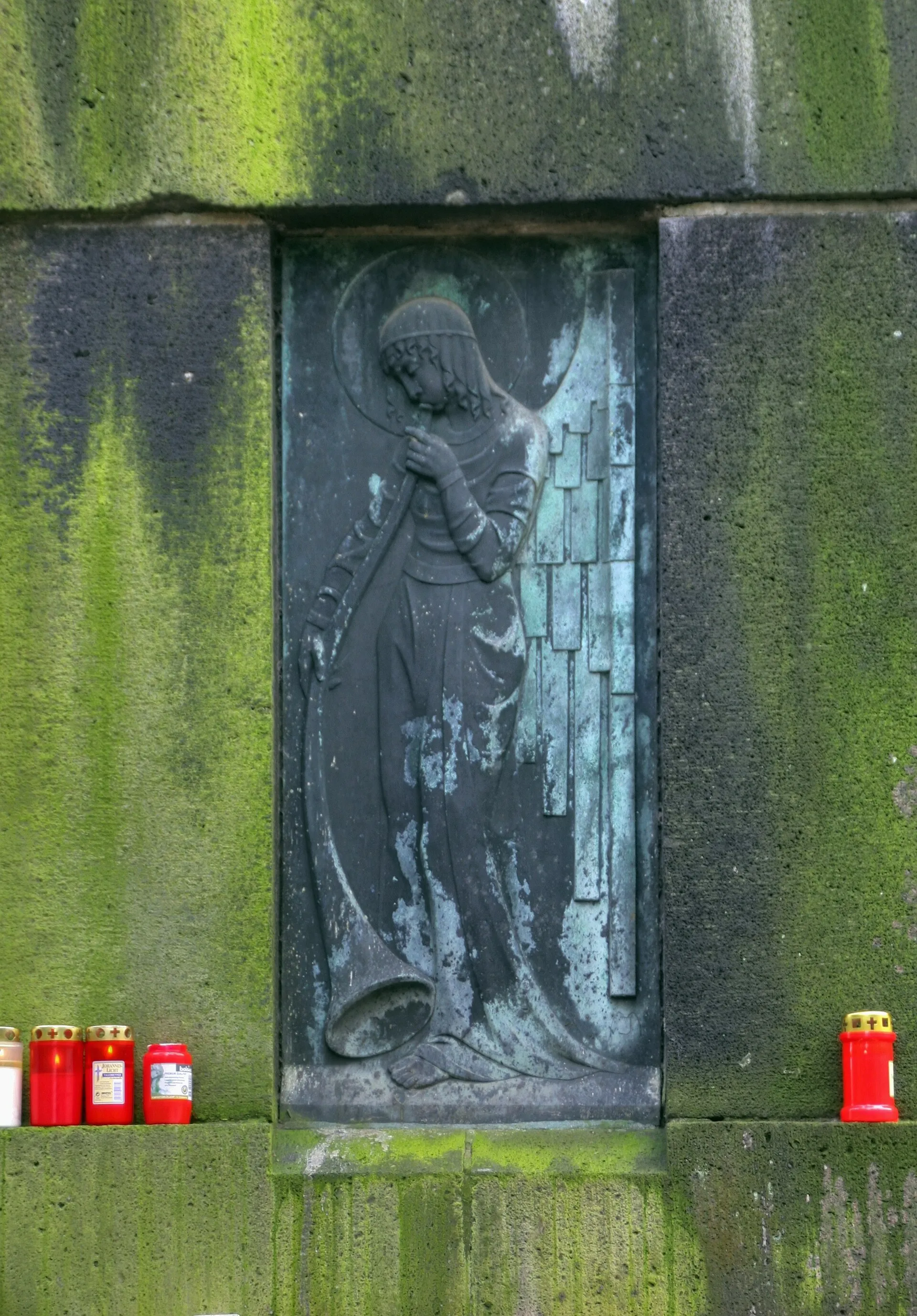 Südfriedhof Köln. Stein-Hochkreuz am Hauptweg zu Allerheiligen 2009. Detail: Relief mit einem Posaunenengel.