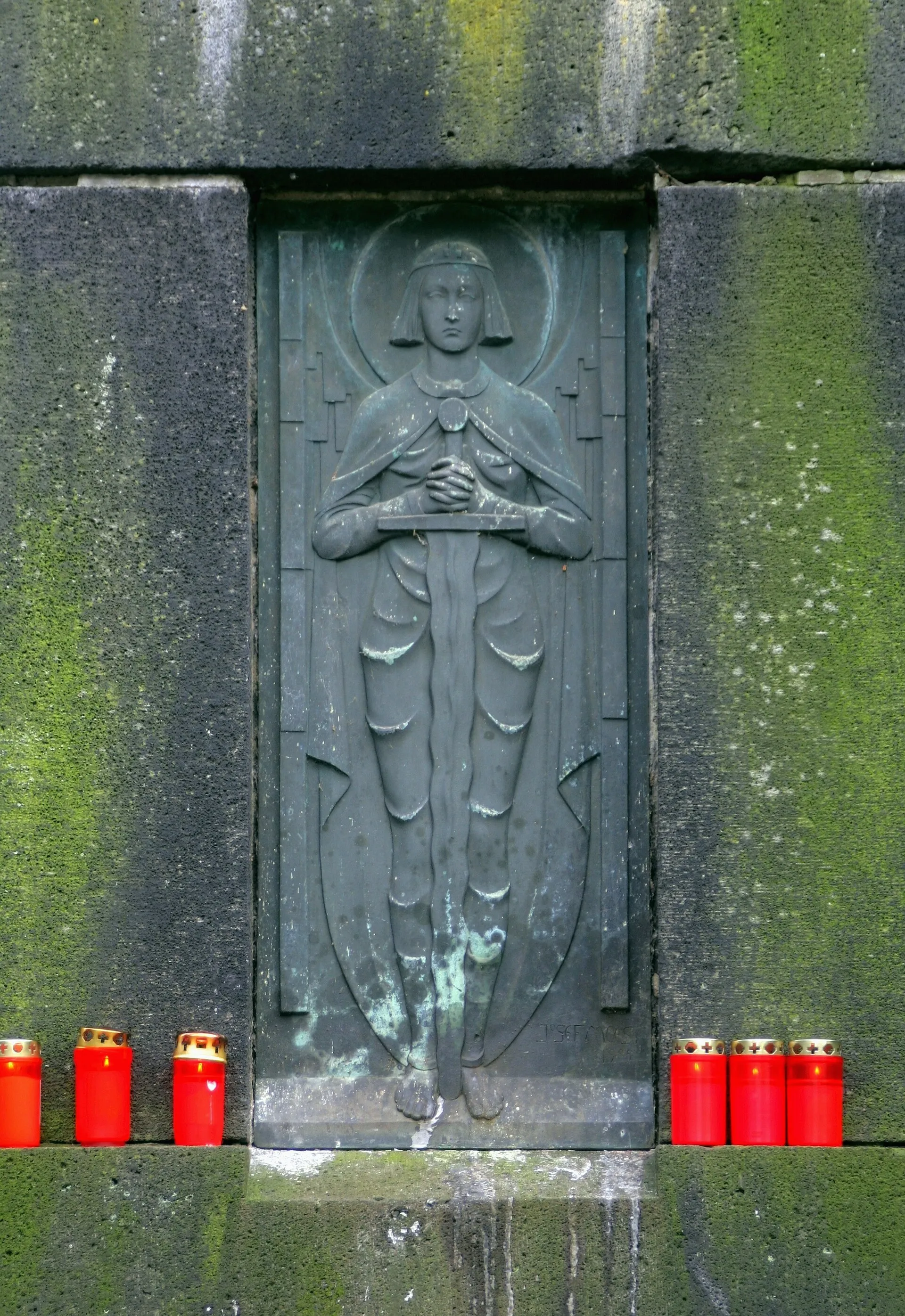 Südfriedhof Köln. Stein-Hochkreuz am Hauptweg zu Allerheiligen 2009. Detail: Relief mit Erzengel Michael.