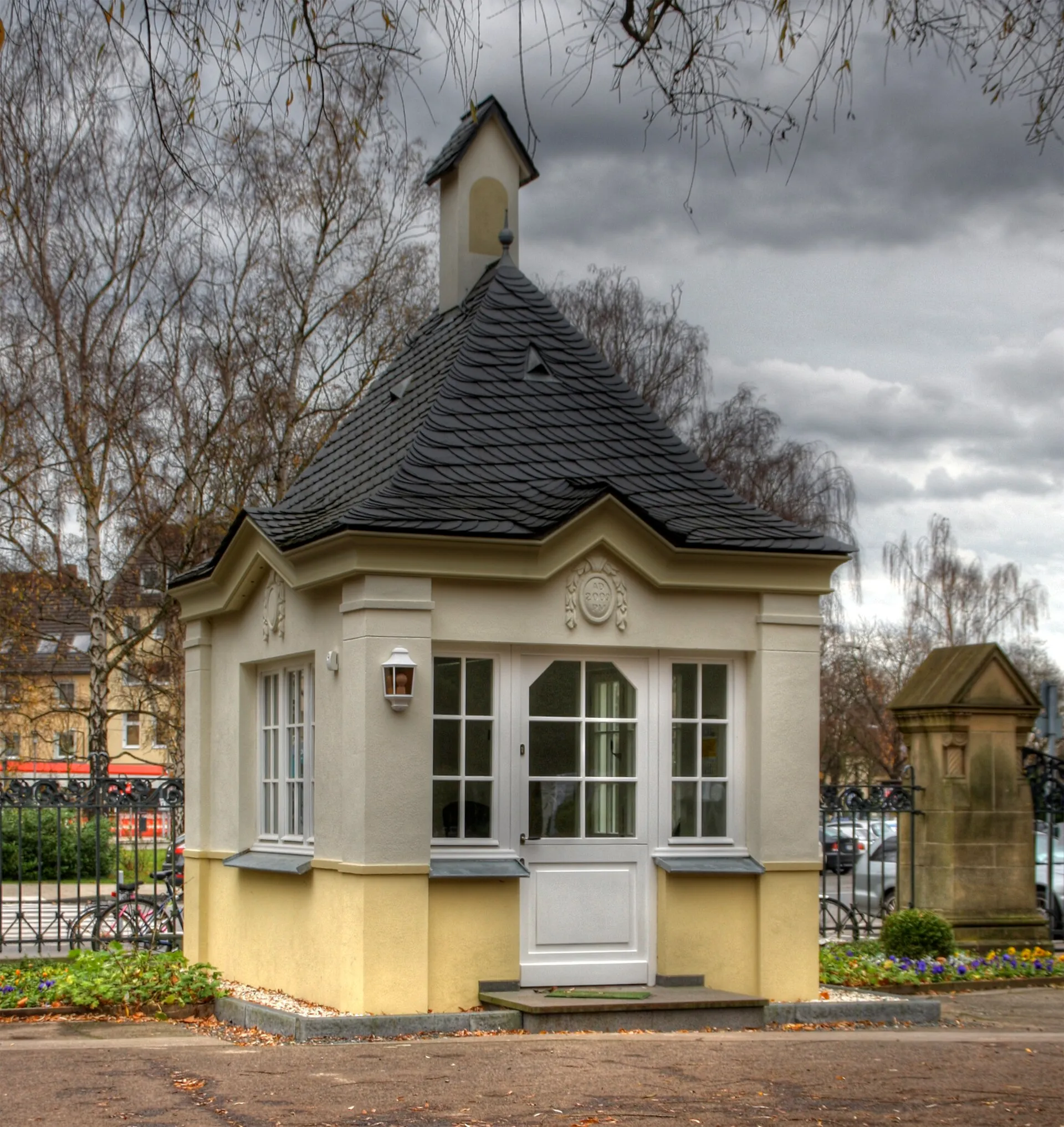 Wiedererrichtetes Pförtnerhaus am Eingang des Südfriedhofs in Köln, Fertigstellung 2009