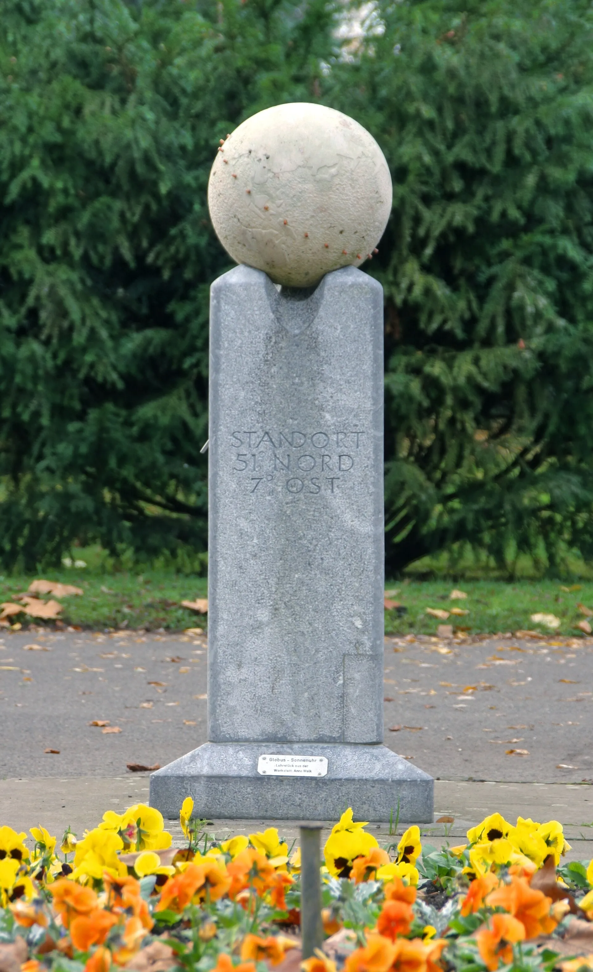Südfriedhof Köln. Trigonometrischer Punkt: 51 Grad Nord, 7 Grad Ost.