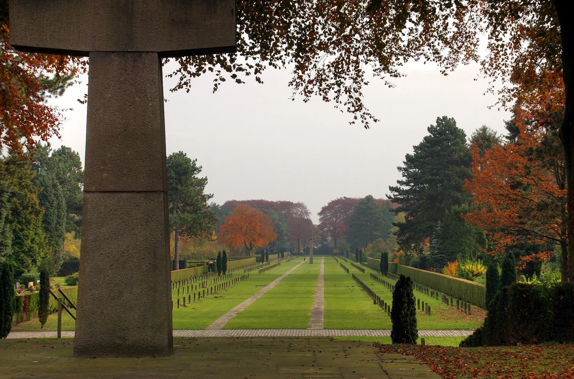 Südfriedhof Köln. Blick vom südwestlichen Hochkreuz über Kriegsgräber.