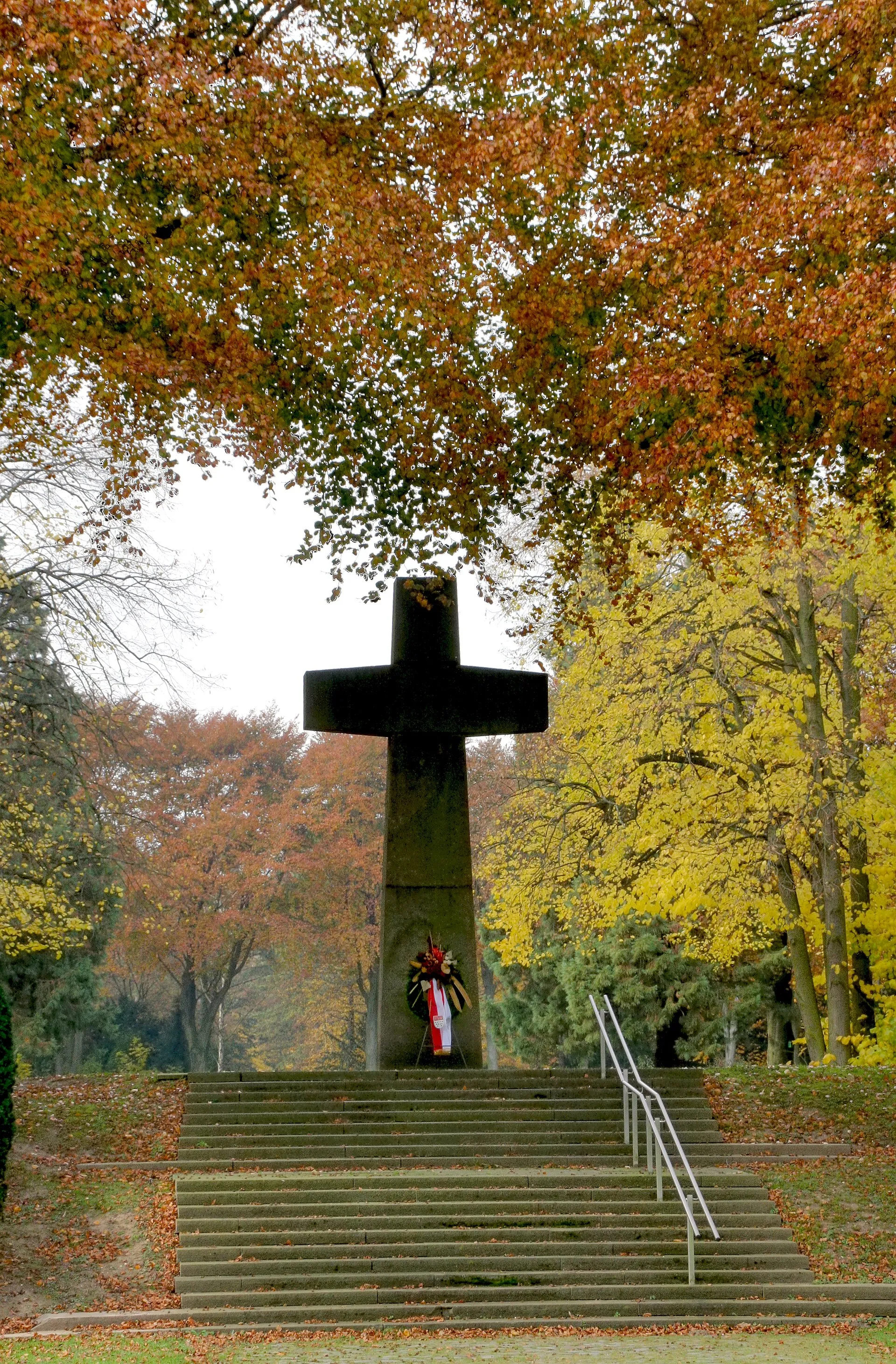 Südfriedhof Köln. Blick auf das südwestliche Hochkreuz.