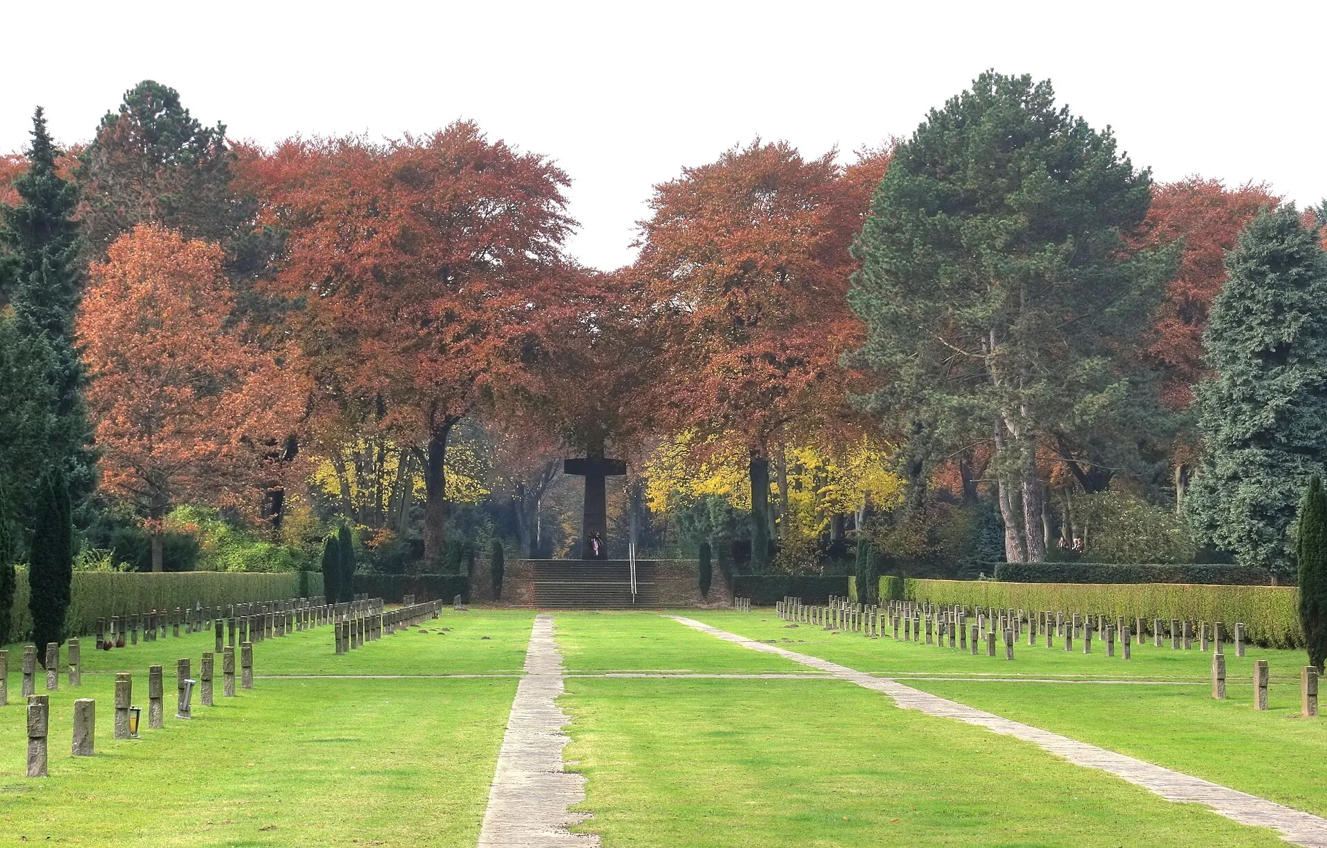 Südfriedhof Köln. Blick über Kriegsgräber auf das südwestliche Hochkreuz.