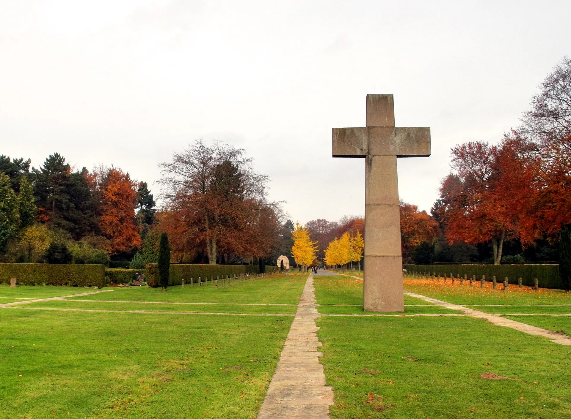 Südfriedhof Köln. Südliches Hochkreuz und Kriegsgräber.