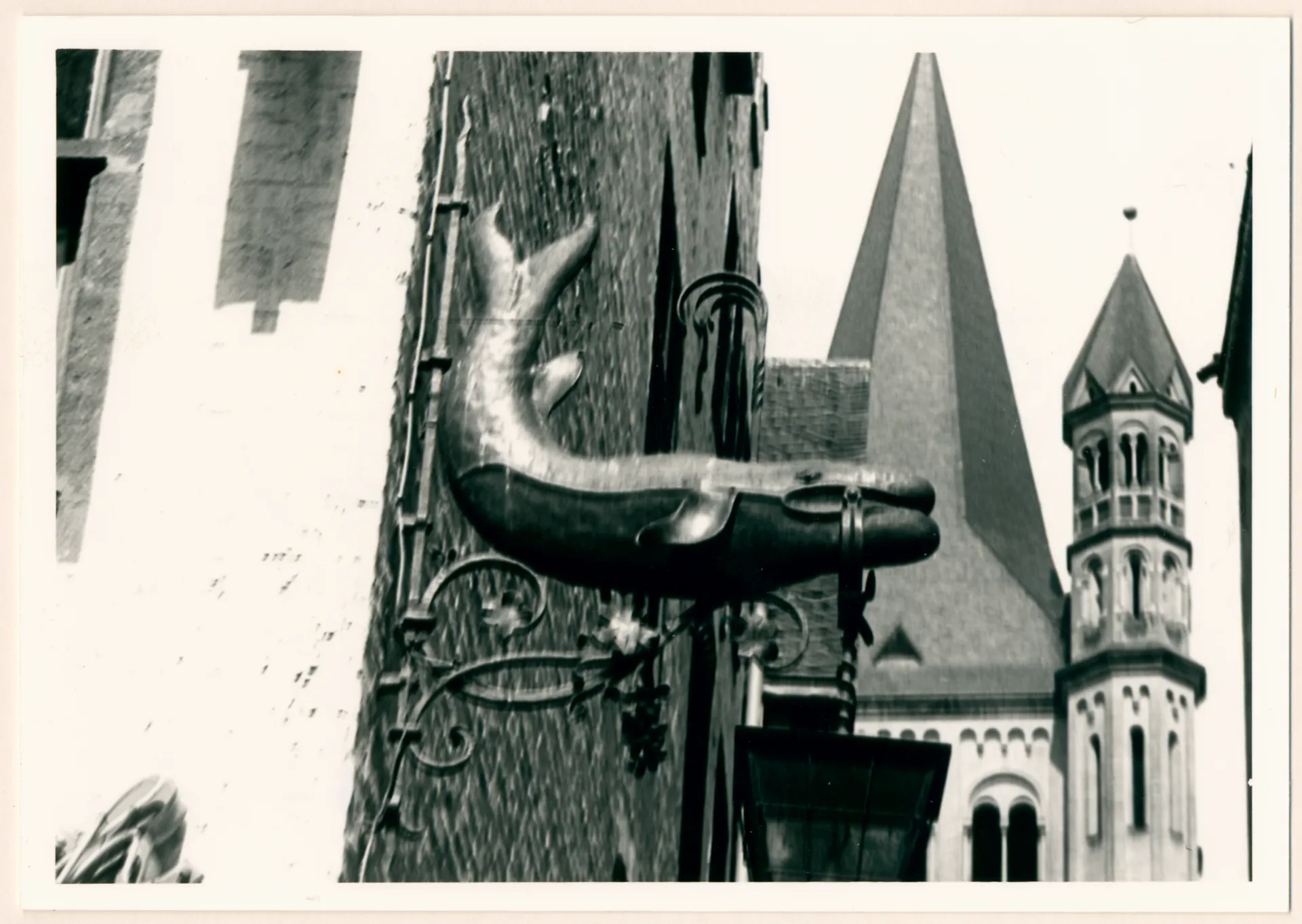 Title: Zwart-witfoto van de walvis aan de gevel van Brauhaus Sünner im Walfisch in Keulen Format original: hoogte 10.5 cm (geheel) breedte 14.9 cm (geheel) Type