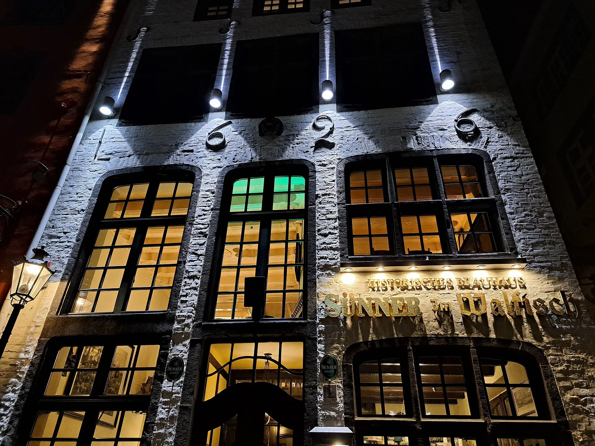 Wohnhaus (heutzutage: Sünner im Walfisch), Salzgasse 13, Köln-Altstadt-Nord, Denkmal-Nr. 1110, bei Nacht, Jahreszahl an der Fassade 1626