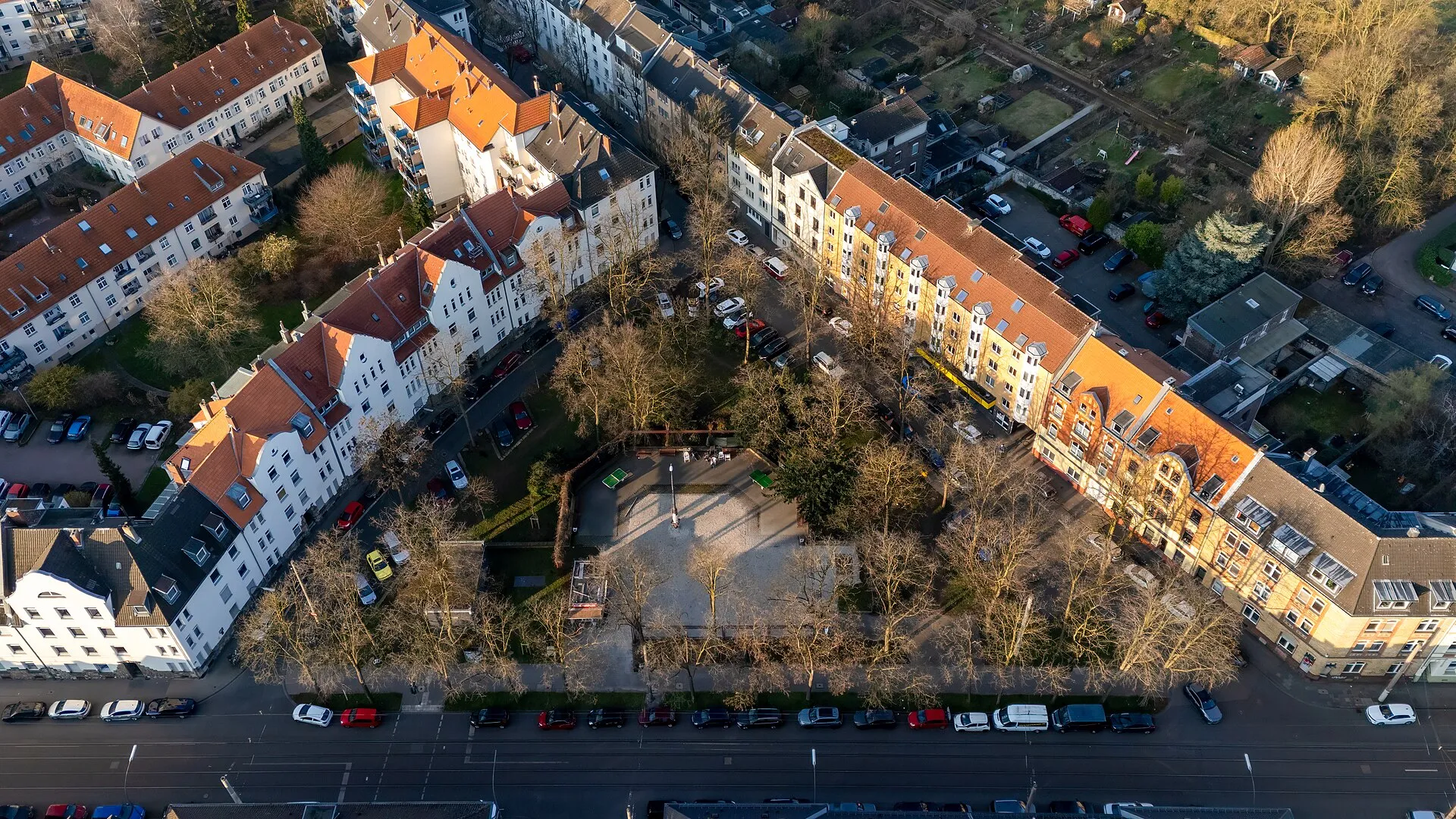 Der Takuplatz mit den umgebenden Straßen aus der Luft, Blick nach Südwesten