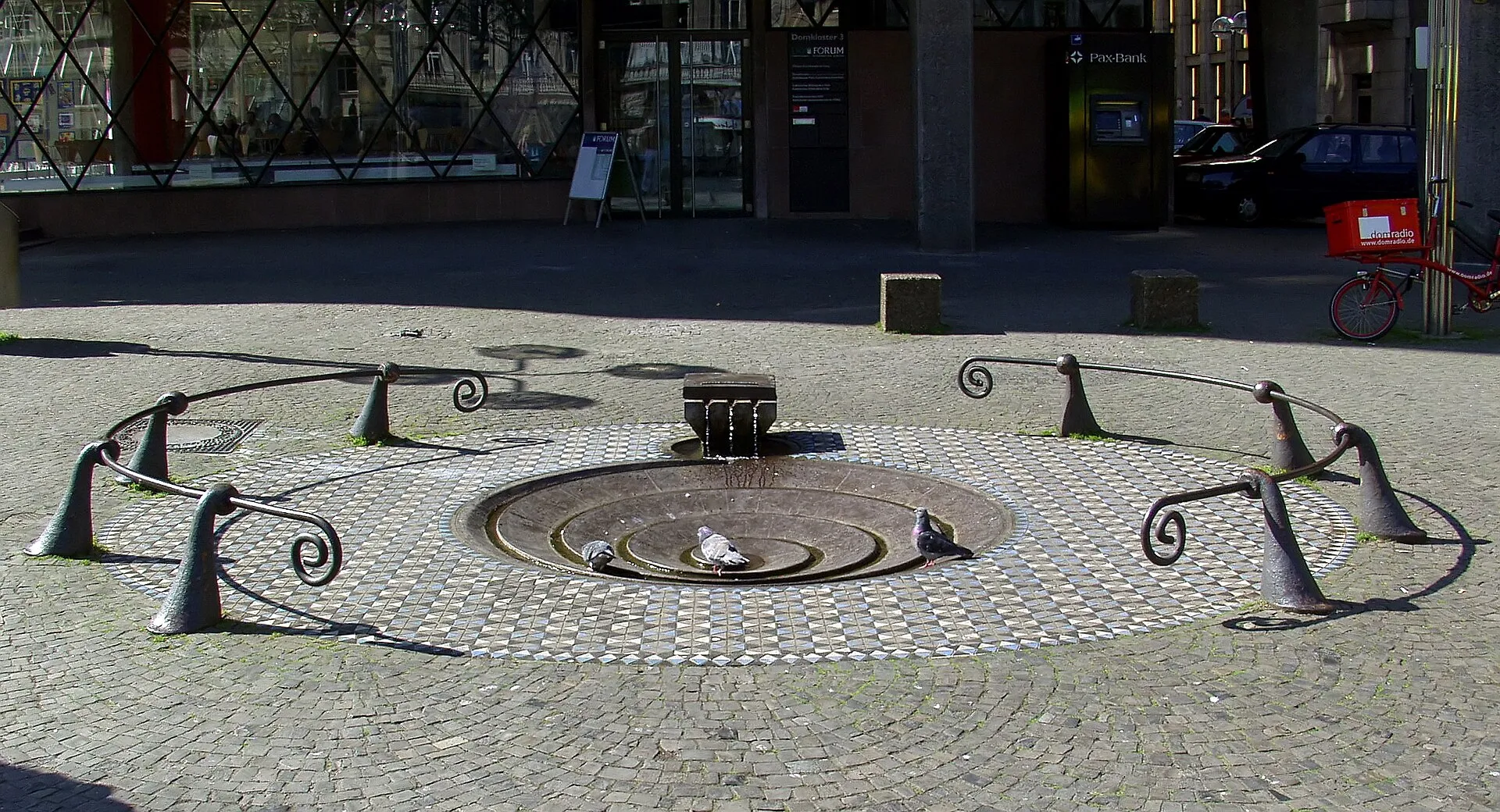 „Taubenbrunnen“ vor der Domplatte in Köln. Bildhauer: Ewald Mataré