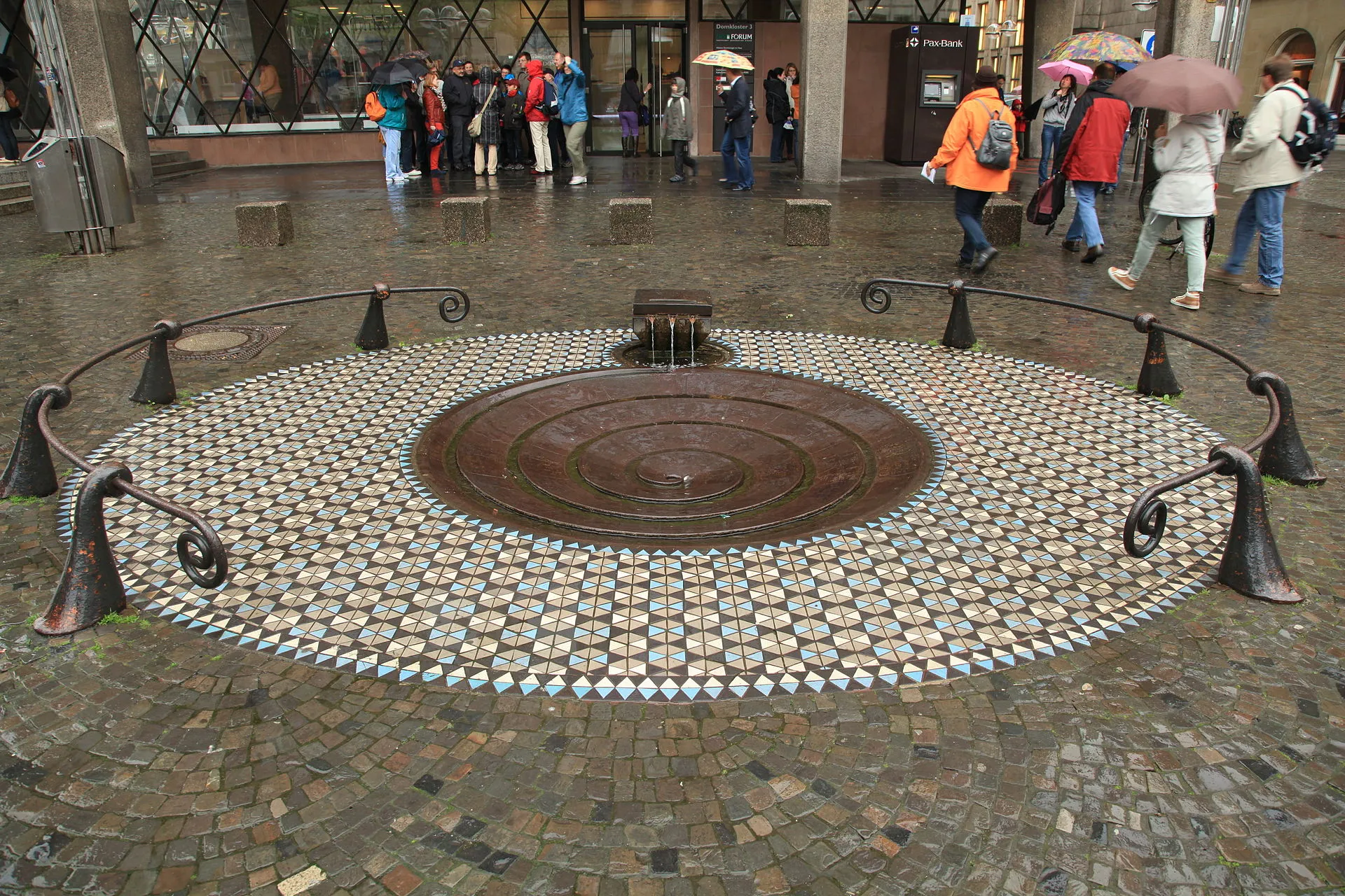 Taubenbrunnen (dove fontain) at the Domplatte square in Cologne