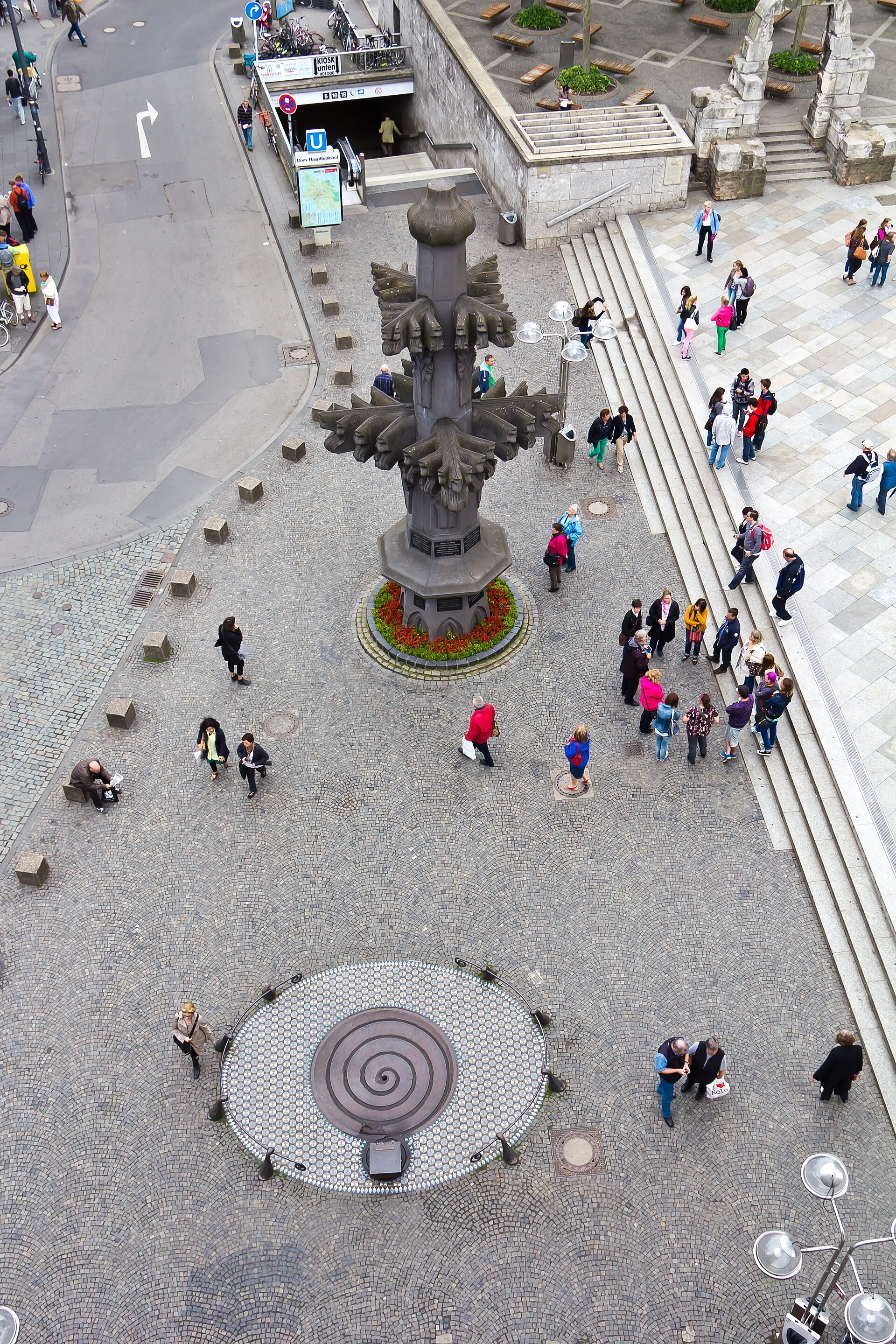 Kardinal-Höffner-Platz mit Nachbildung Kreuzblume und Taubenbrunnen