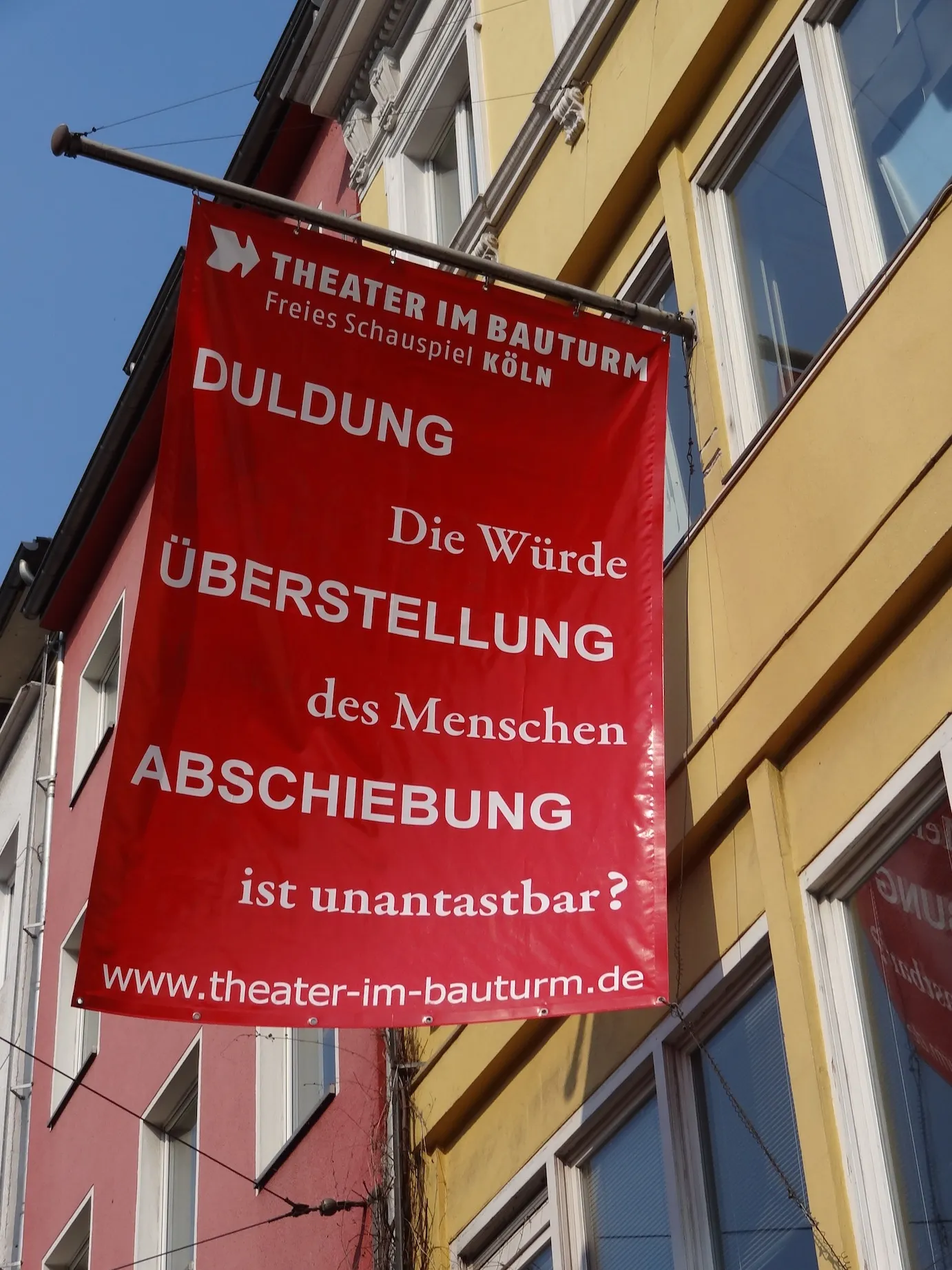 Außenfahne des Theaters im Bauturm, Köln, mit der Beschriftung anlässlich der Premiere von "Deportation Cast" im April 2013