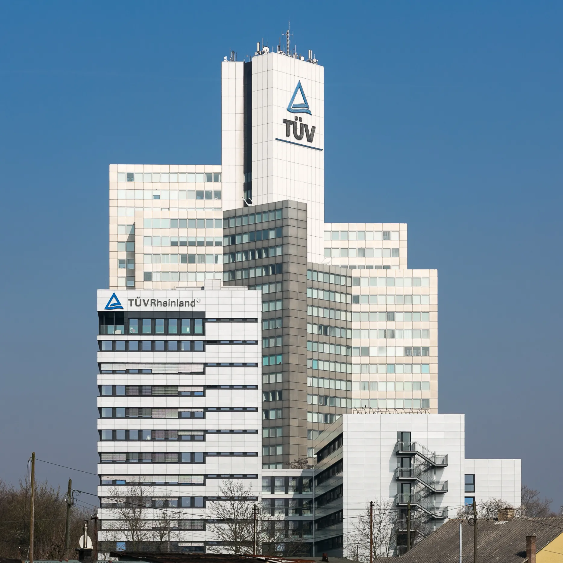 Köln, Deutschland: TÜV Unternehmenszentrale vom Süden aus gesehen