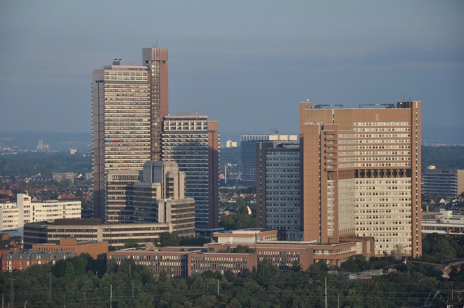 Ballonfahrt Köln. Uni-Center, Arbeitsamt und das Justizzentrum an der Luxemburger Str.