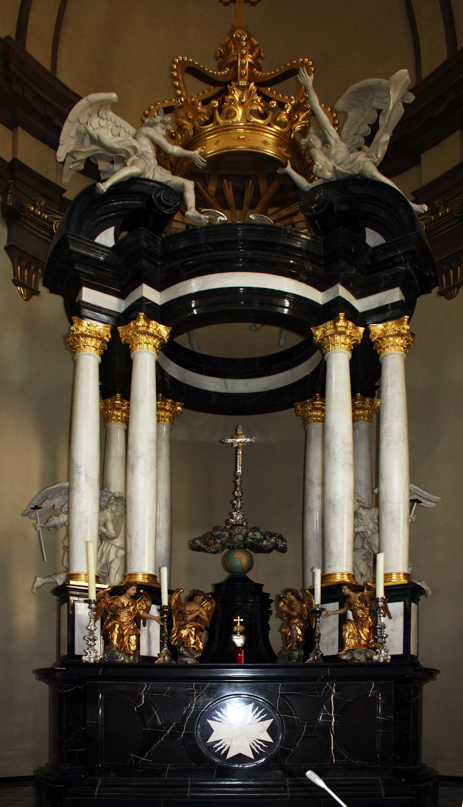 Kolumba-Altar der Ursulinenkirche in Köln. Der ehemals in St. Gereon Köln stehende Altar wurde 1717/19 von dem Künstler Johann Franz von Helmont geschaffen. Er 