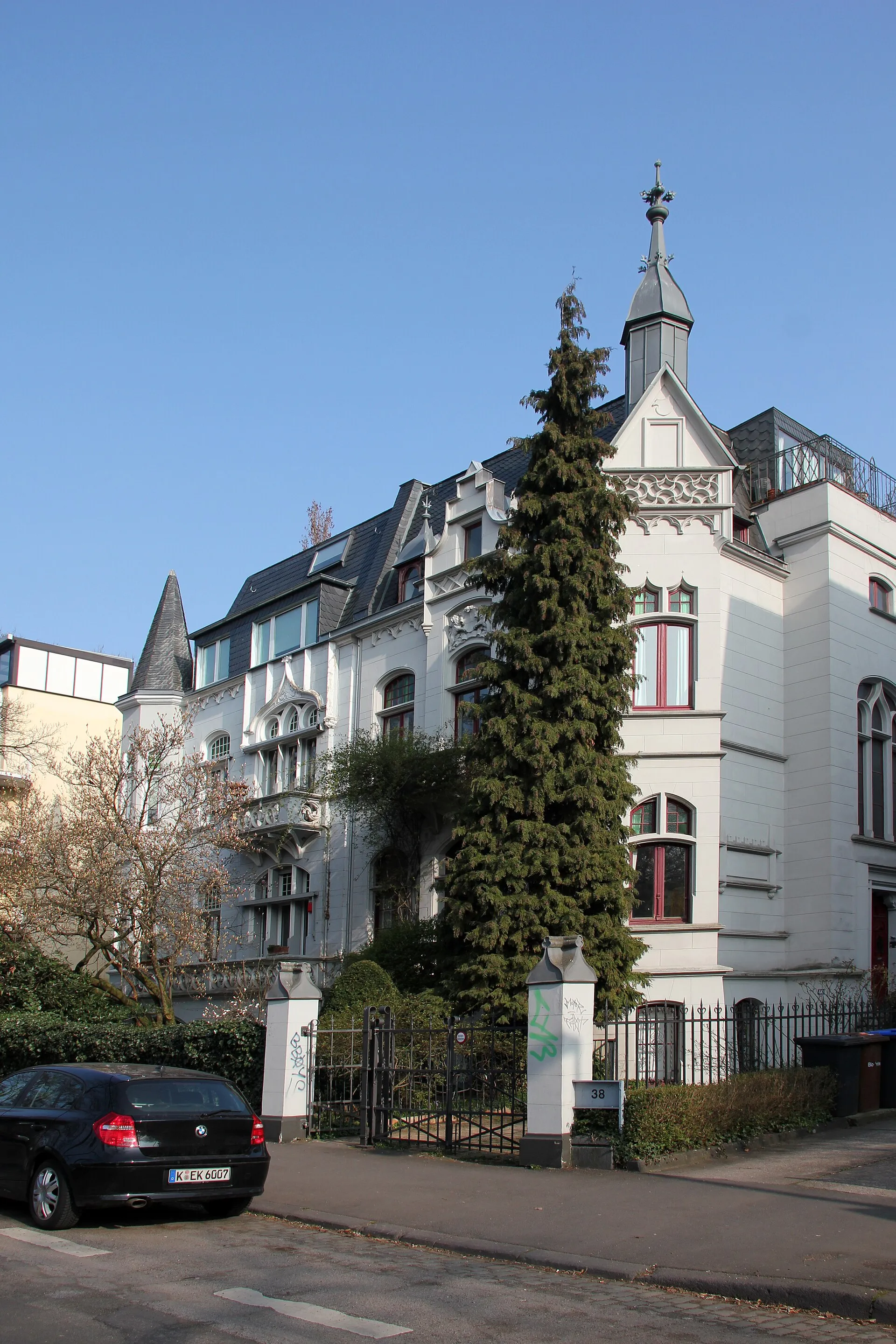 Jugendstilhäuser umgebender Straßen