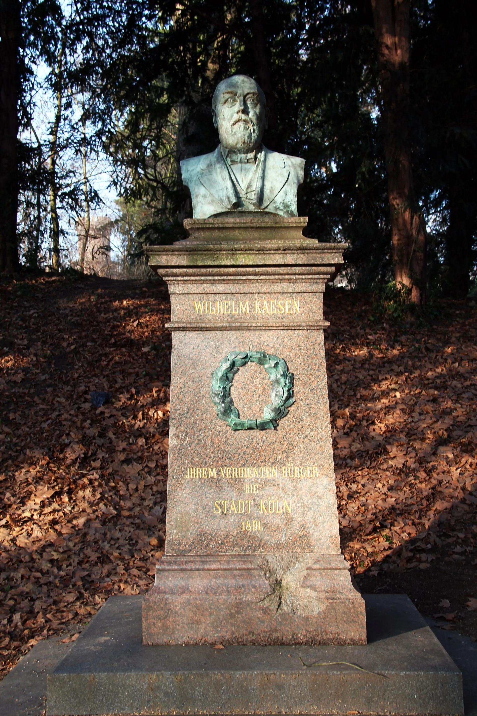 Gedenkstein der Stadt Köln für den Commercienrath Wilhelm Kaesen aus dem Jahr 1891 im Volksgarten . Die verschollene Büste von Anton Werres wurde nach alten Fot