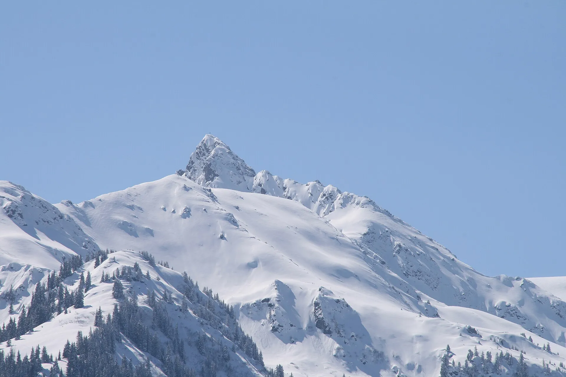Blick vom Bergpanoramastandort neben der Kirche in Bartholomäberg auf die gegenüberliegenden Berge des Rätikon . Hier das Schwarzhorn mit 2460 m .