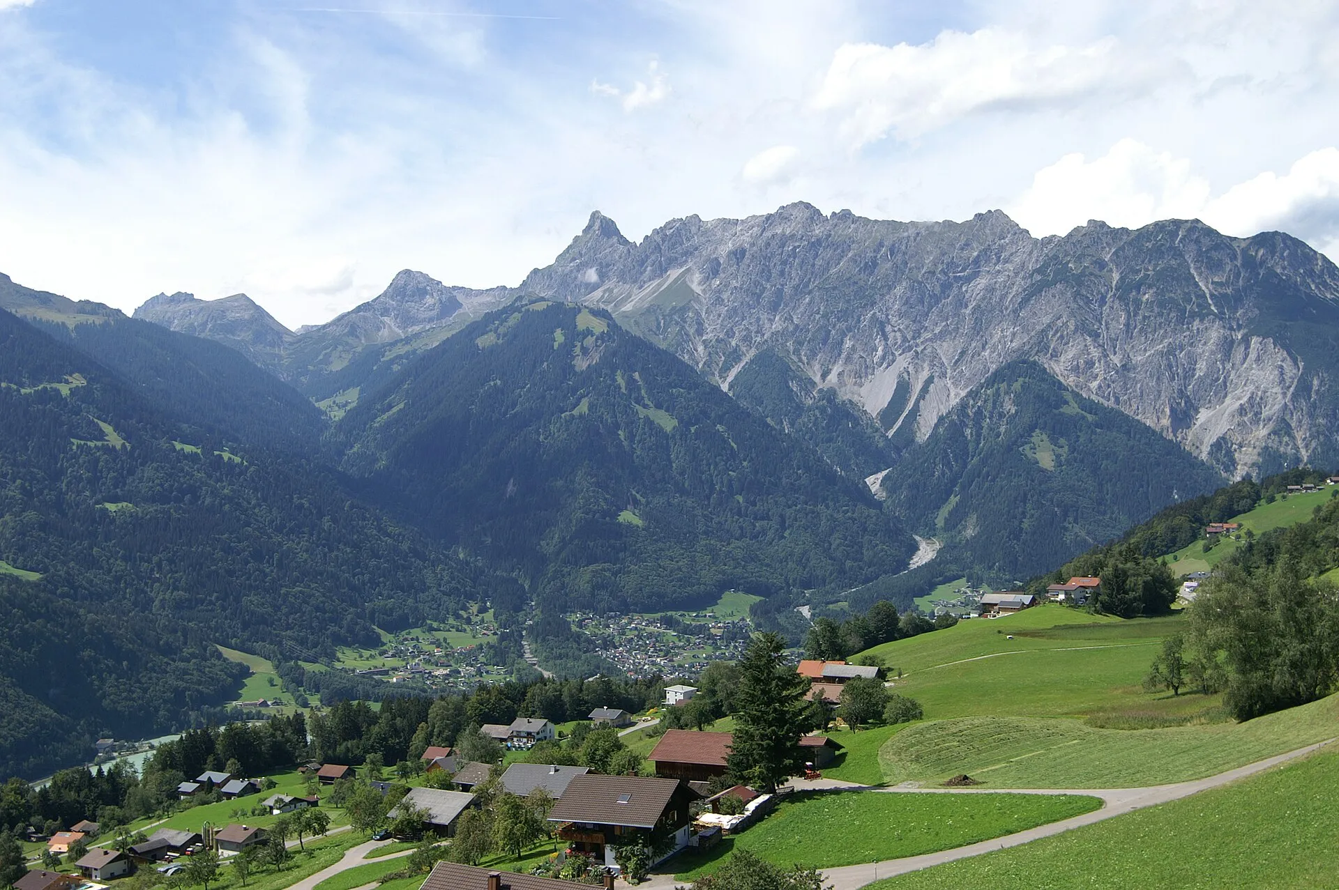 Blick von Bartholomäberg ( Vorarlberg ) über Vandans in das Rellstal auf die Vandanser Steinwand und die Berge v.l.n.r. Schesaplana 2968m , Schafgafall 2414m , 