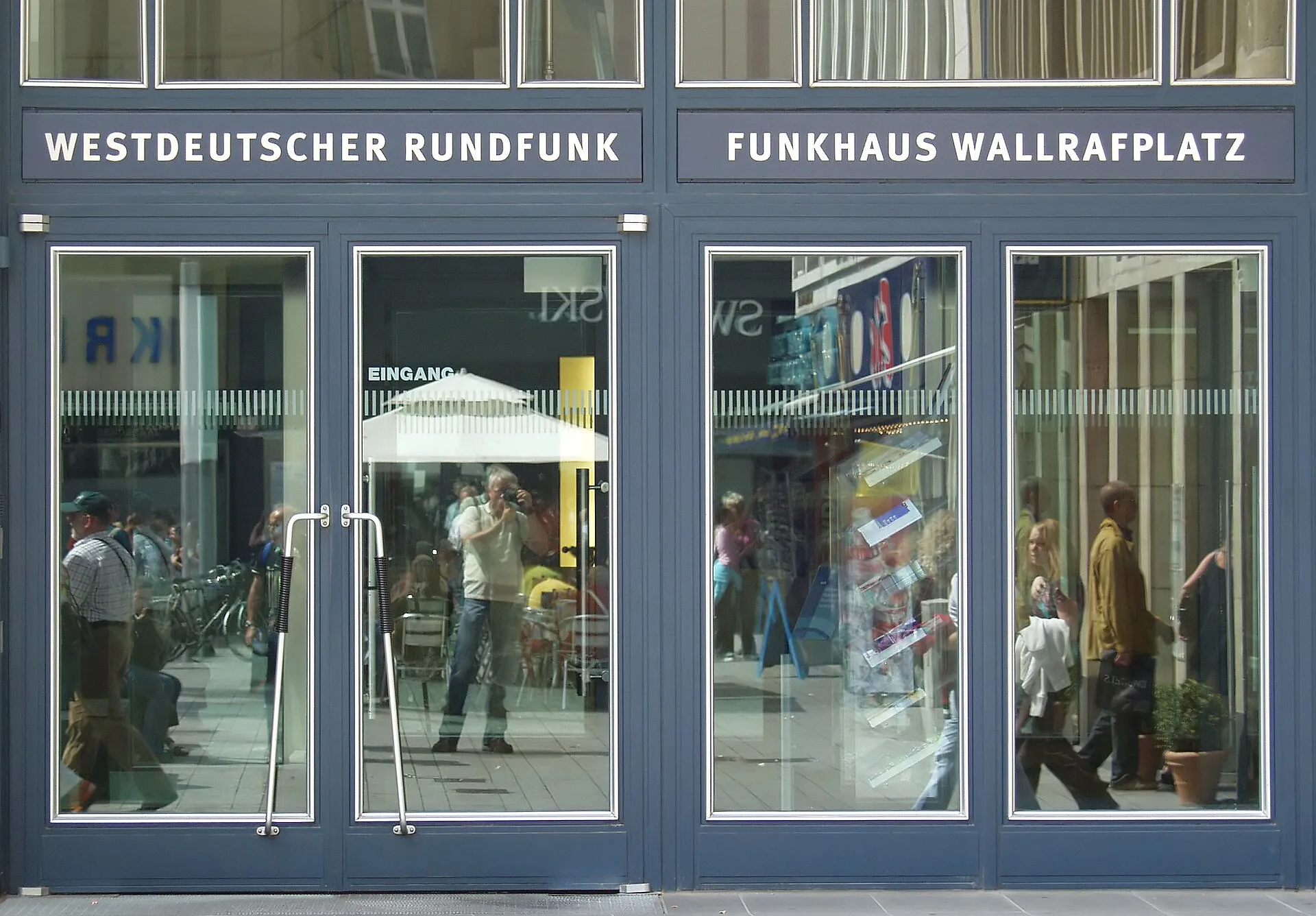Eingangstür zum WDR-Funkhaus Wallrafplatz in Köln