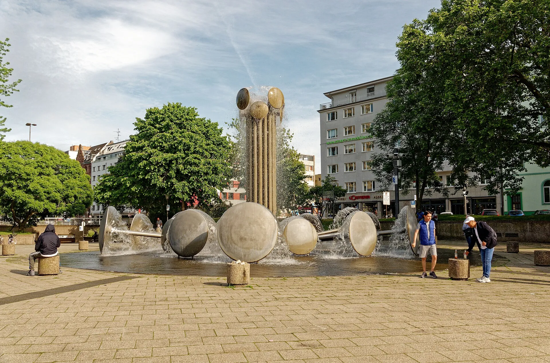 Blick von Nordwesten auf die Wasserkinetische Plastik auf dem Ebertplatz in Köln