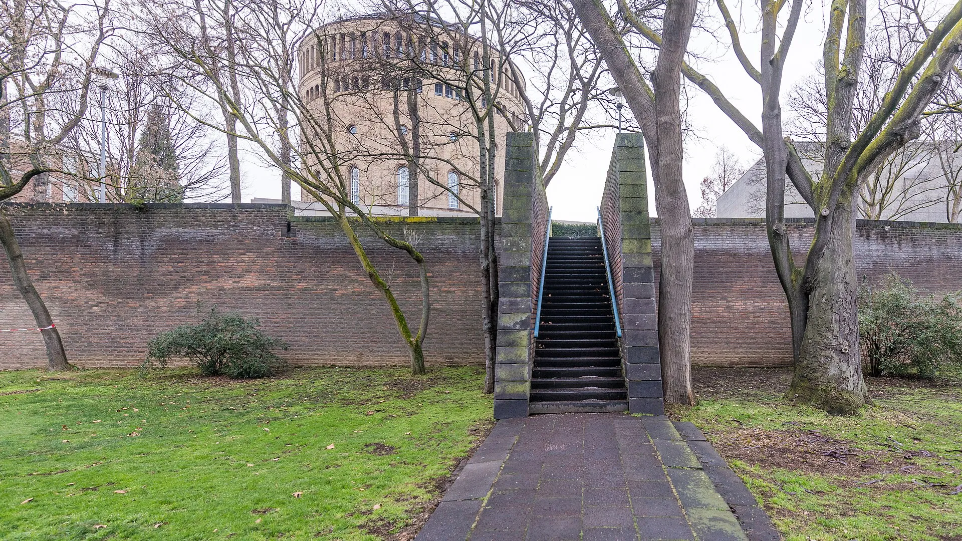 Römische Stadtmauer entlang Blaubach, Köln. Architektonischer Nachvollzug der alten Kölner Römermauer unter Einbezug der vorhandenen Relikte und des Niveauunter