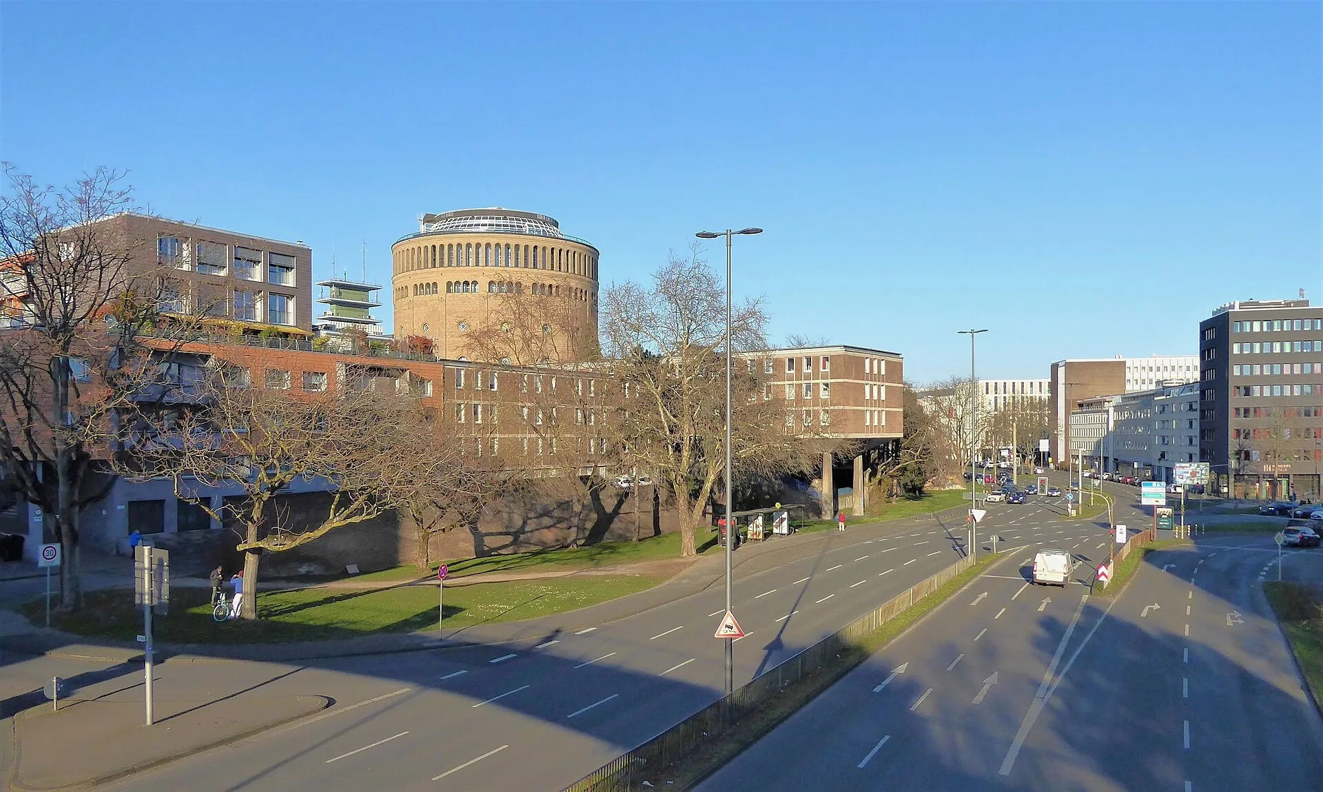 Straße Blaubach (Köln) mit Kaufmannshof Hanse und dem Hotel im Wasserturm