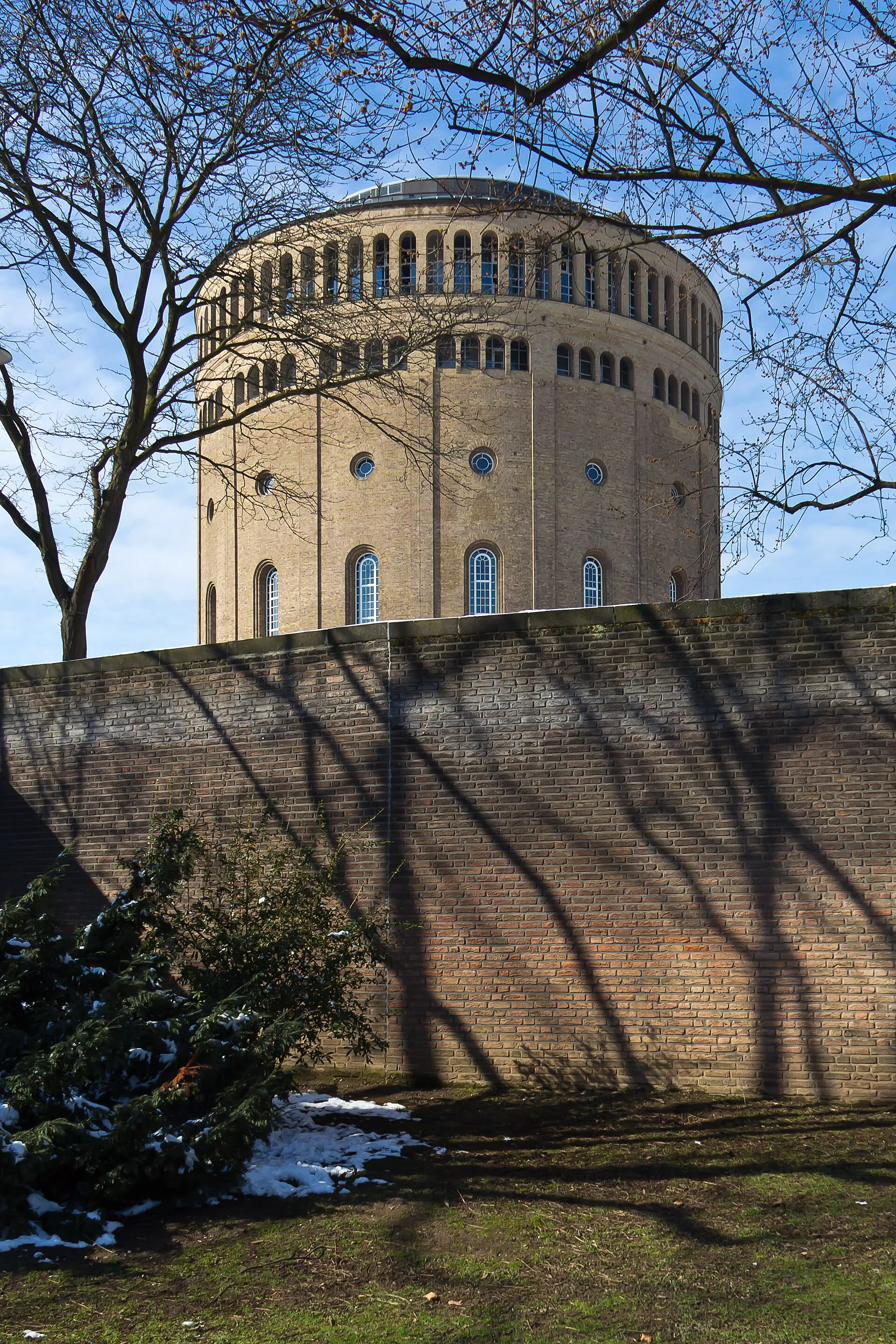 Denkmalgeschützter ehemaliger Wasserturm (heute: Hotel im Wasserturm), Köln. Ansicht vom Blaubauch, dazwischen die (römische) Stadtmauer