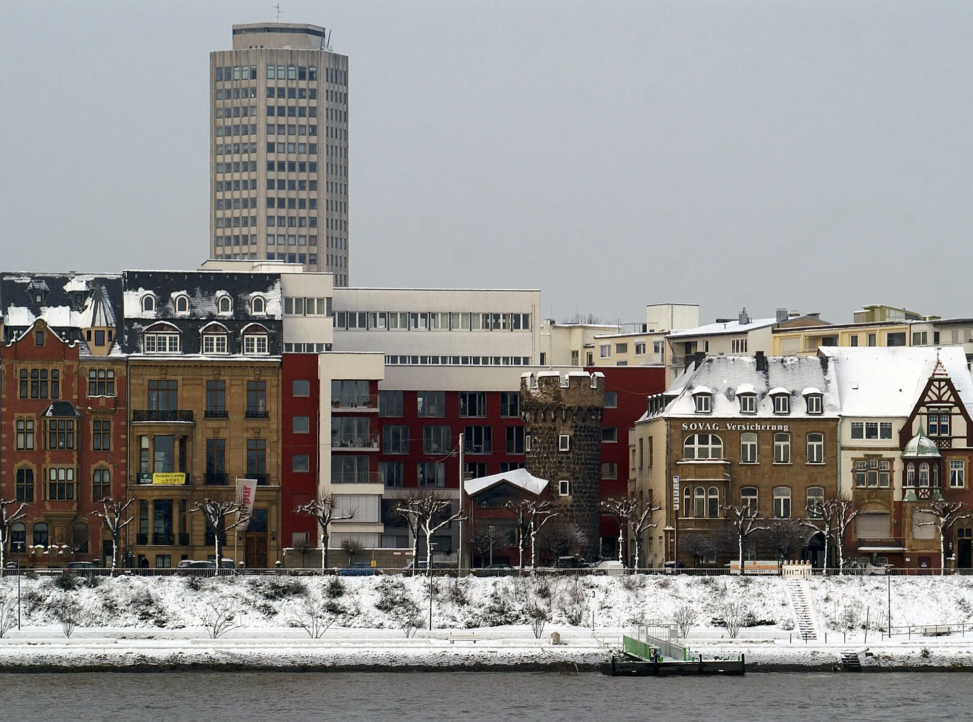 Der Stadtturm Weckschnapp im Schnee.