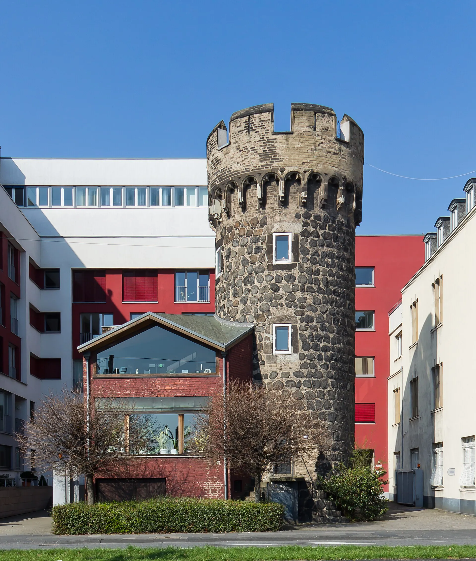 „ Weckschnapp “ mit ehemaligem Befestigungsturm, Konrad-Adenauer-Ufer 69a
