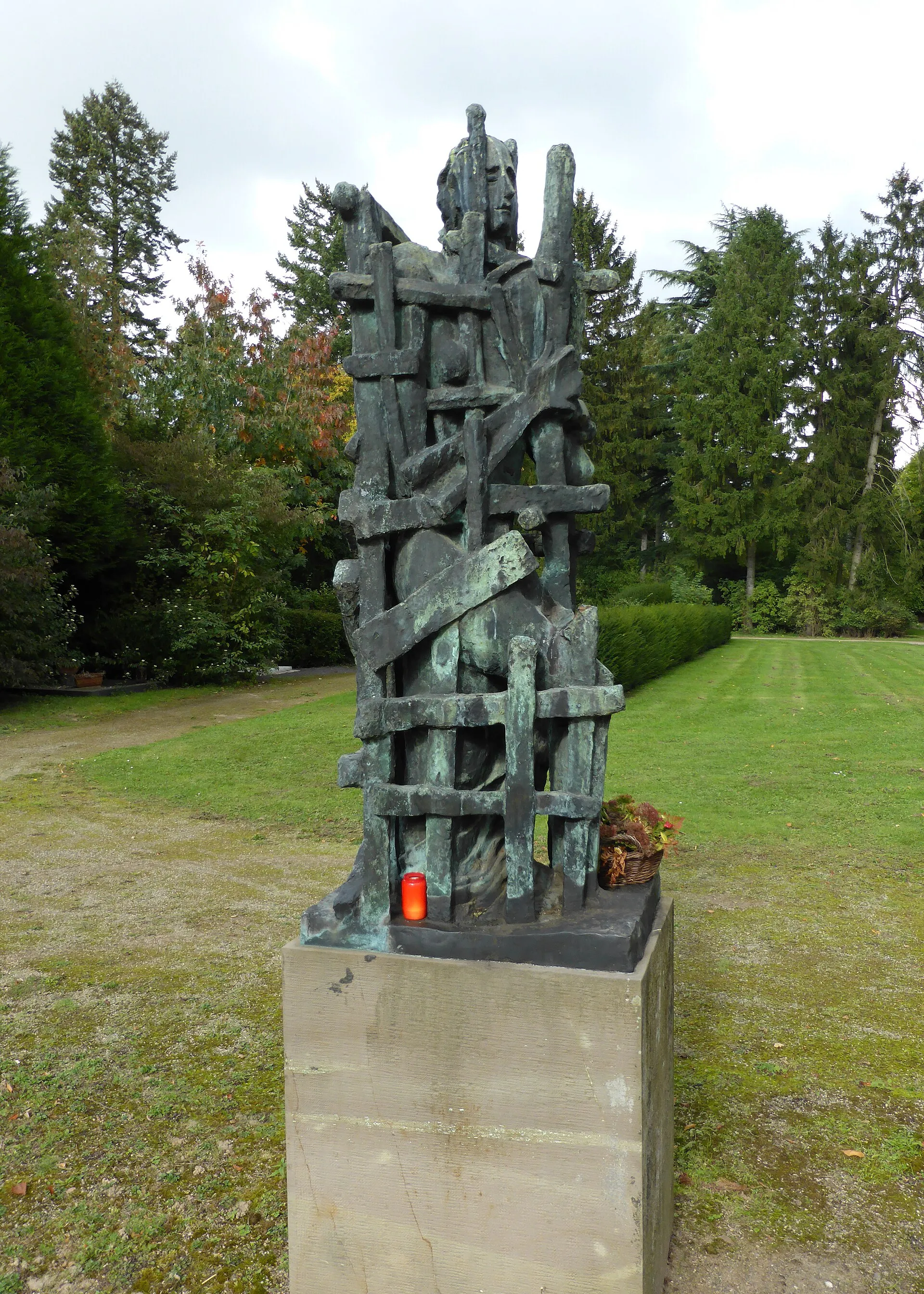 Ossip Zadkine Skulptur (Bronze) von 1943. Abguss von 1958 auf dem Westfriedhof (Köln) . Inschrift: "cire perdue – dik grosman – velp Holland".