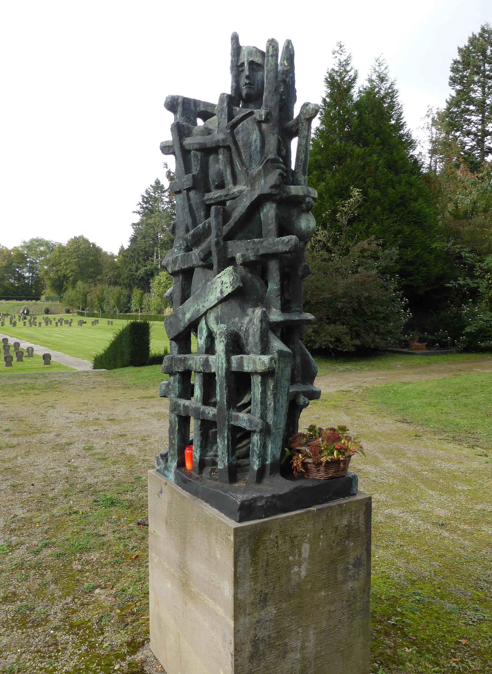 Ossip Zadkine Skulptur (Bronze) von 1943. Abguss von 1958 auf dem Westfriedhof (Köln) . Inschrift: "cire perdue – dik grosman – velp Holland".