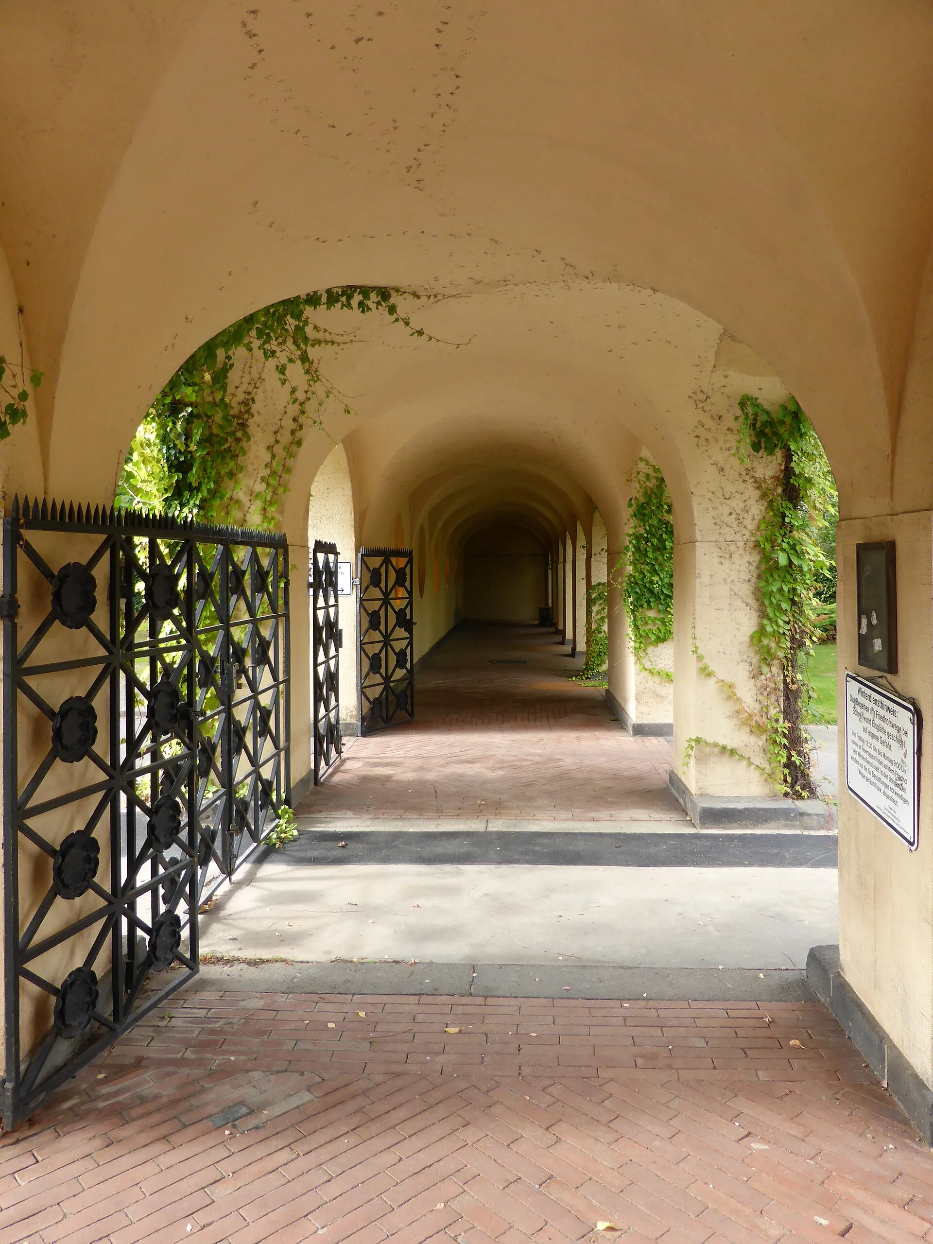 Westfriedhof (Köln) , Haupteingang, Laubengang.