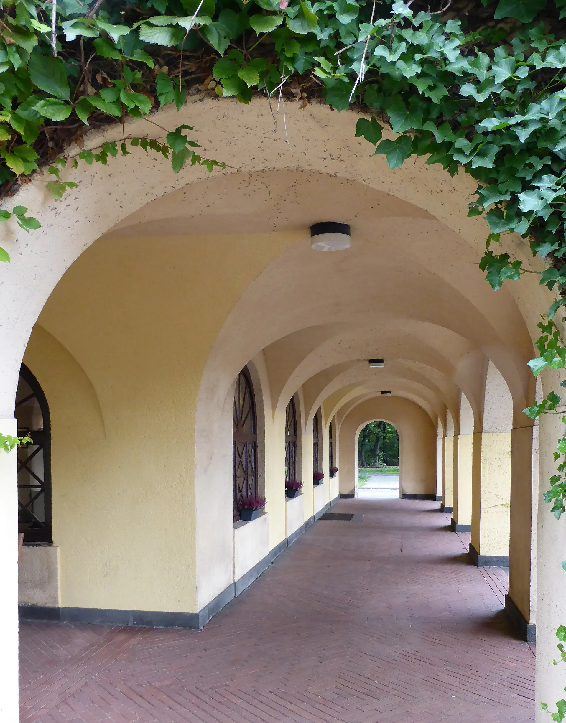 Westfriedhof (Köln) , Haupteingang, Laubengang, Friedhofscafé (Café Augentrost).