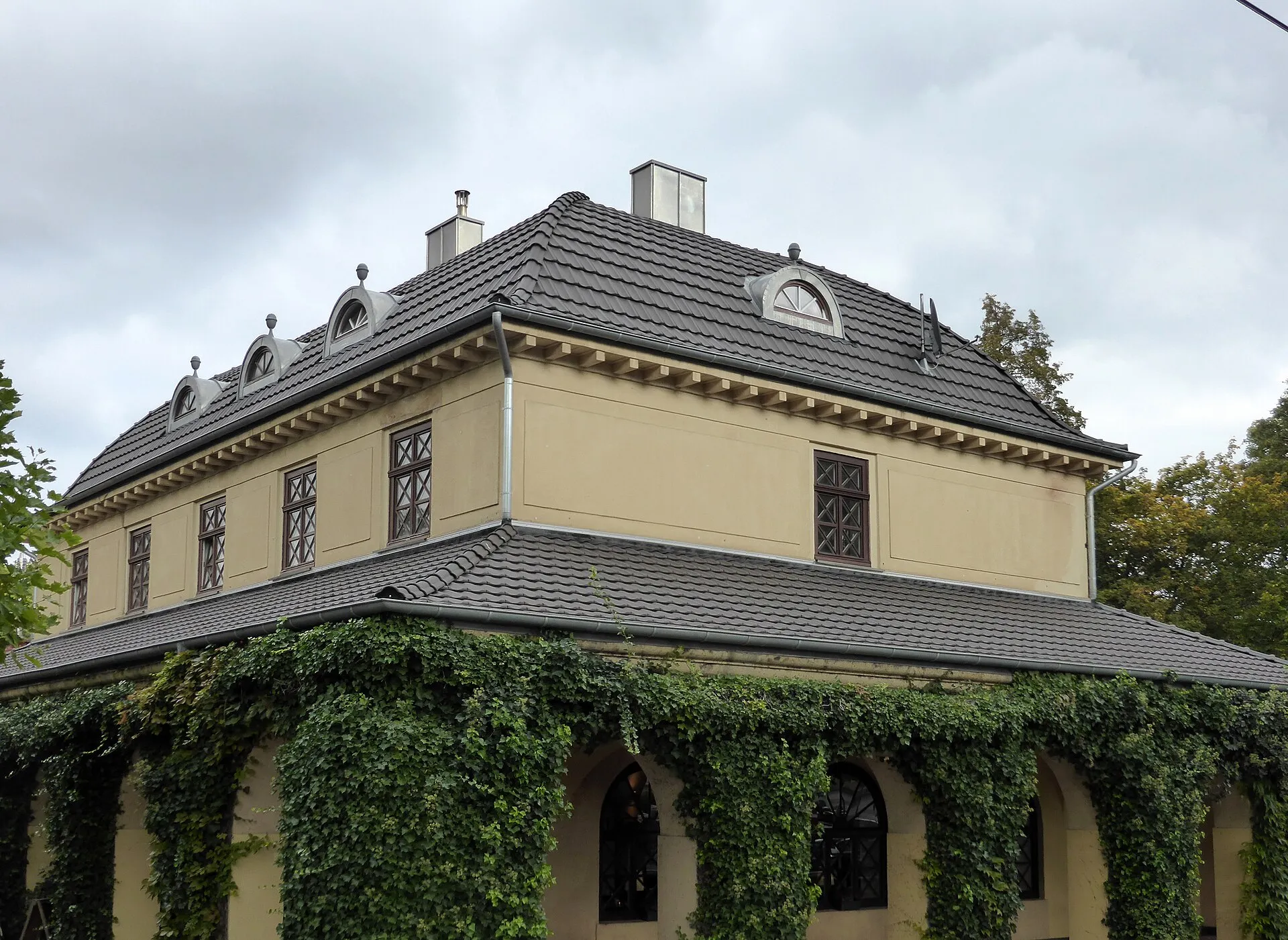 Westfriedhof (Köln) , Haupteingang, Nebengebäude, Friedhofscafé (Café Augentrost).