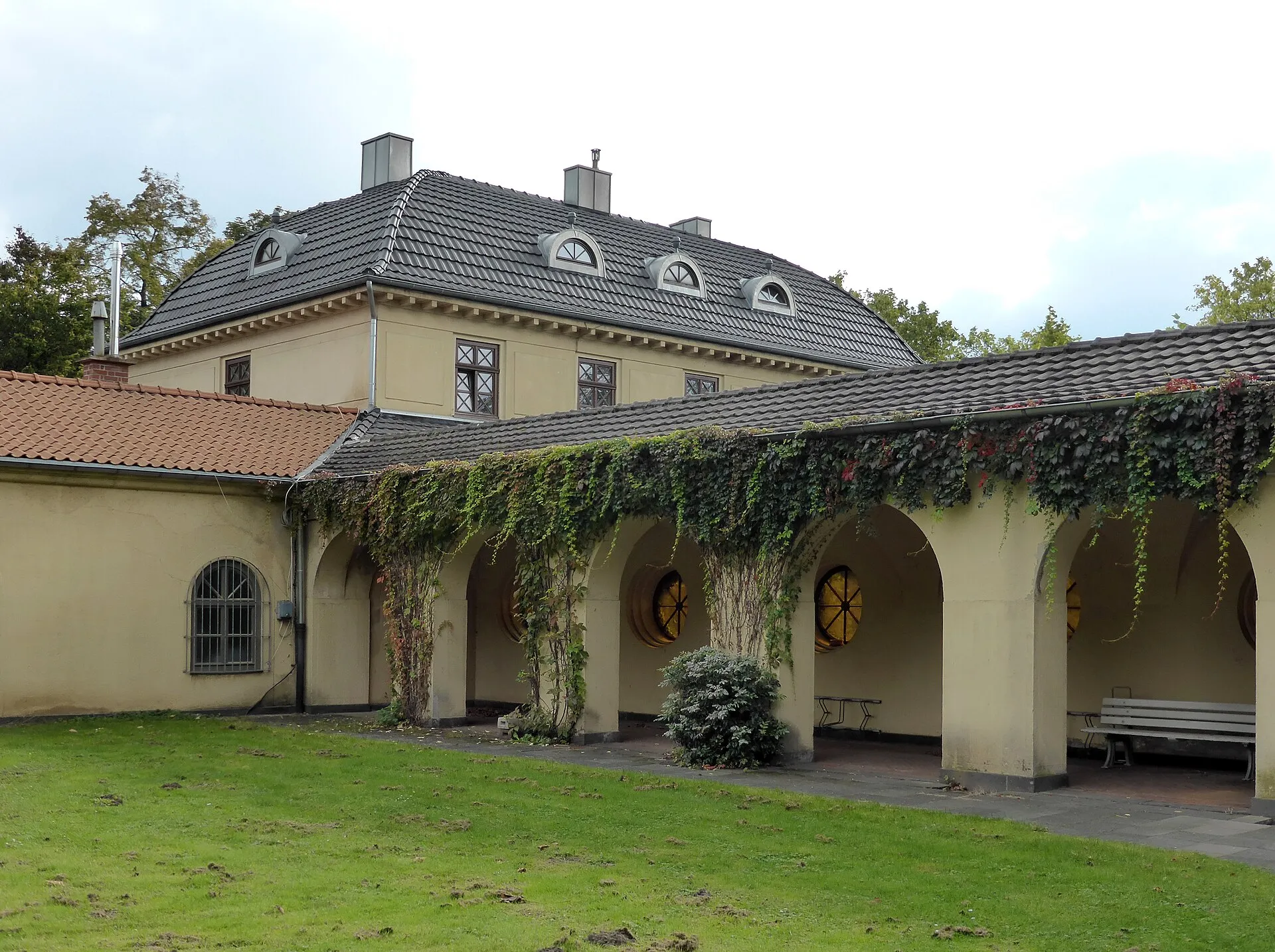 Westfriedhof (Köln) , Haupteingang, Nebengebäude.