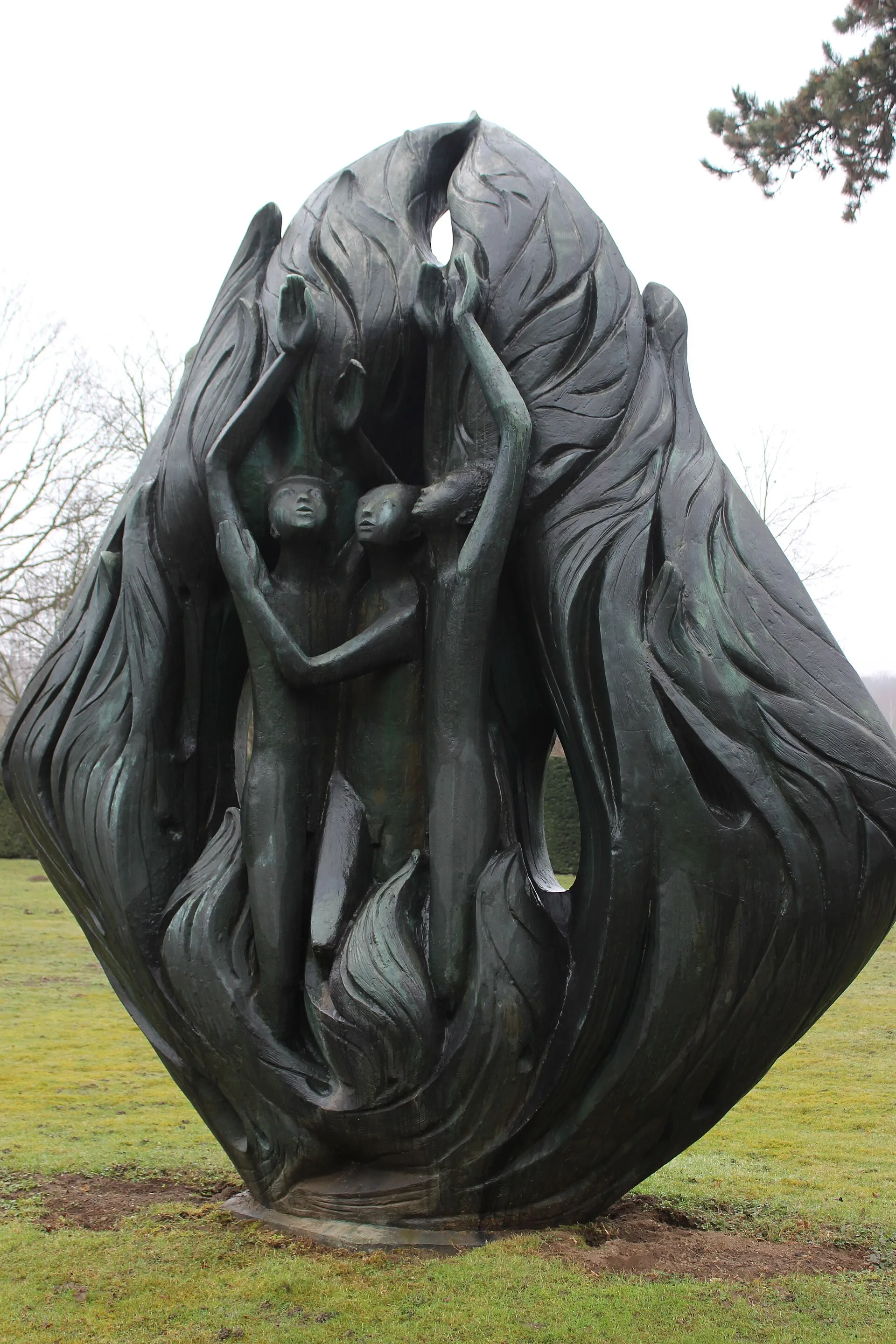 Köln, Westfrieddhof: Mahnmal "Jünglinge im Feuerofen" (Bronze: 1968) des Kölner Bildhauers Heribert Calleen