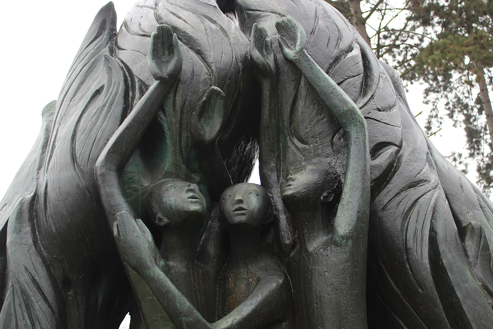 Köln, Westfriedhof, Detail des Mahnmals "Jünglinge im Feuerofen" (Bronze, 1968) des Kölner Bildhauers Heribert Calleen
