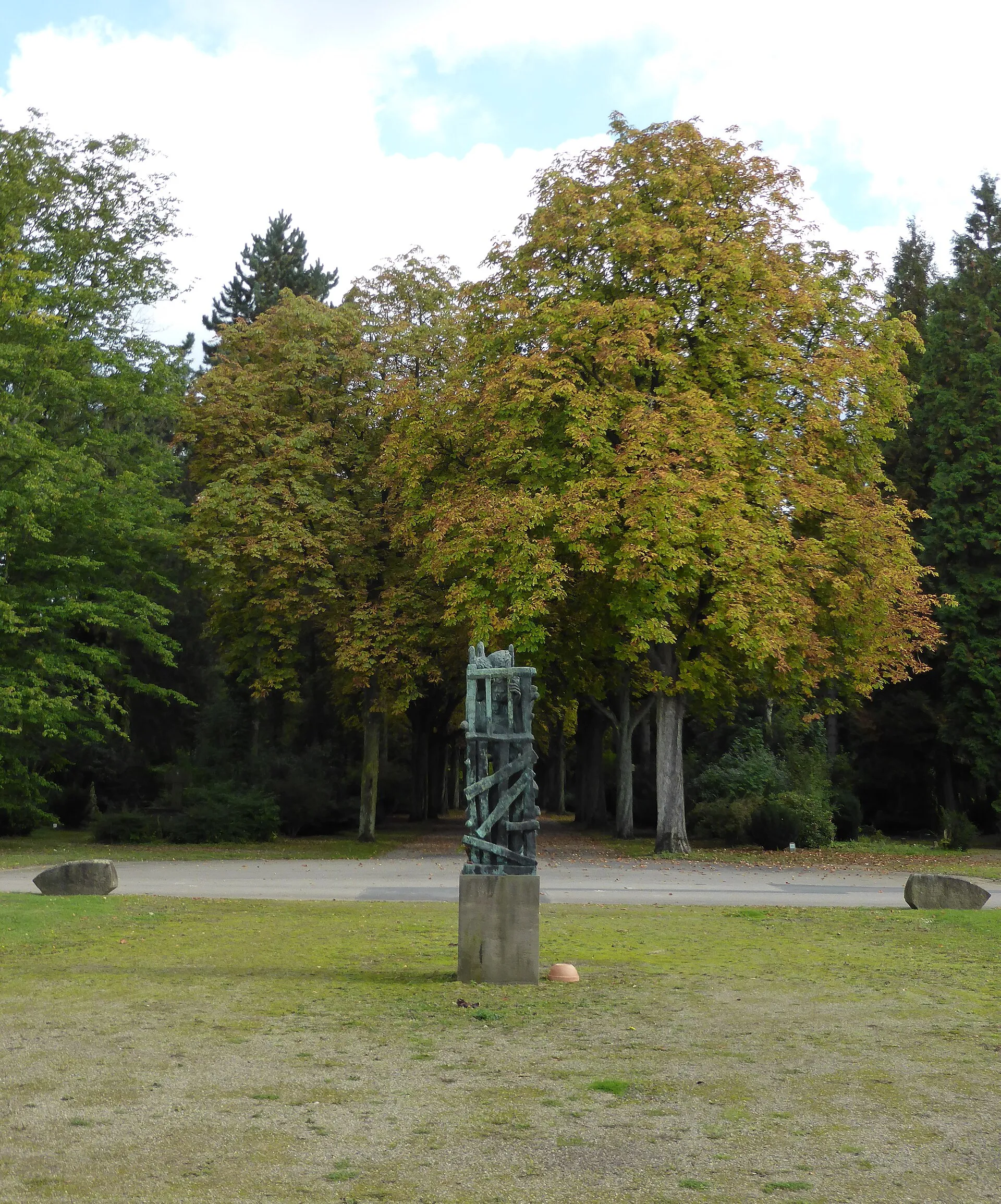 Ossip Zadkine Skulptur (Bronze) von 1943. Abguss von 1958 auf dem Westfriedhof (Köln) . Inschrift: "cire perdue – dik grosman – velp Holland".