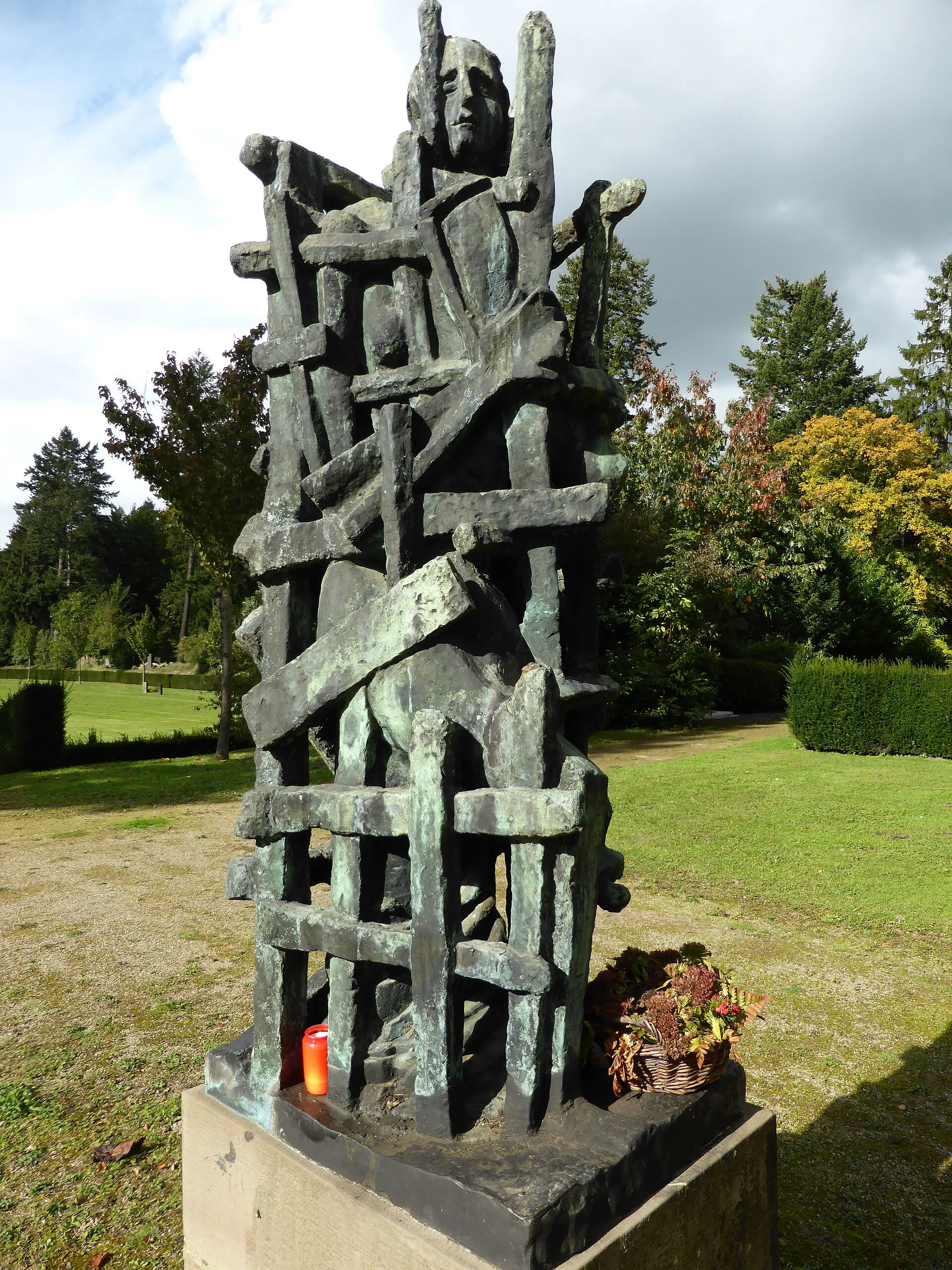 Ossip Zadkine Skulptur (Bronze) von 1943. Abguss von 1958 auf dem Westfriedhof (Köln) . Inschrift: "cire perdue – dik grosman – velp Holland".
