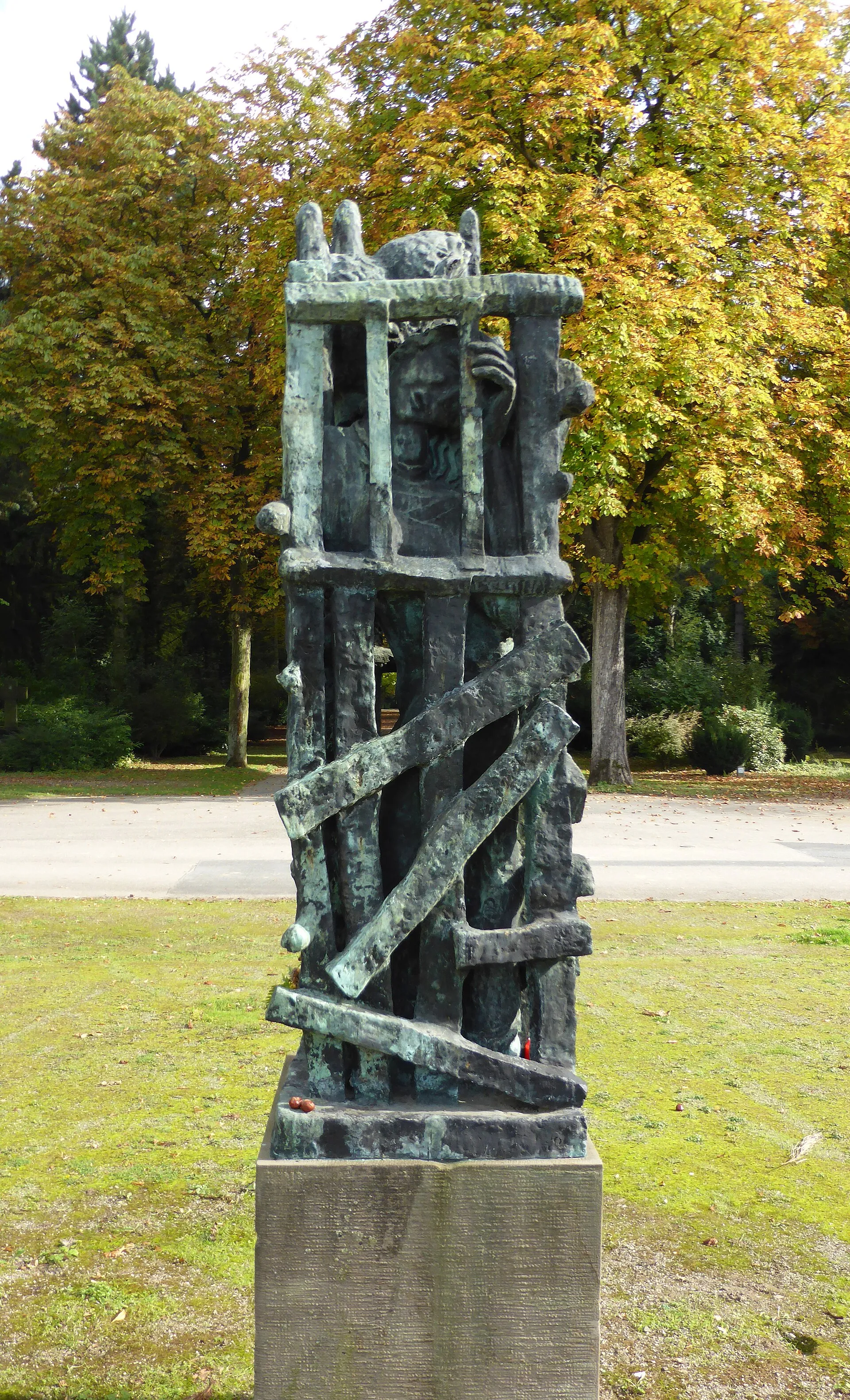 Ossip Zadkine Skulptur (Bronze) von 1943. Abguss von 1958 auf dem Westfriedhof (Köln) . Inschrift: "cire perdue – dik grosman – velp Holland".