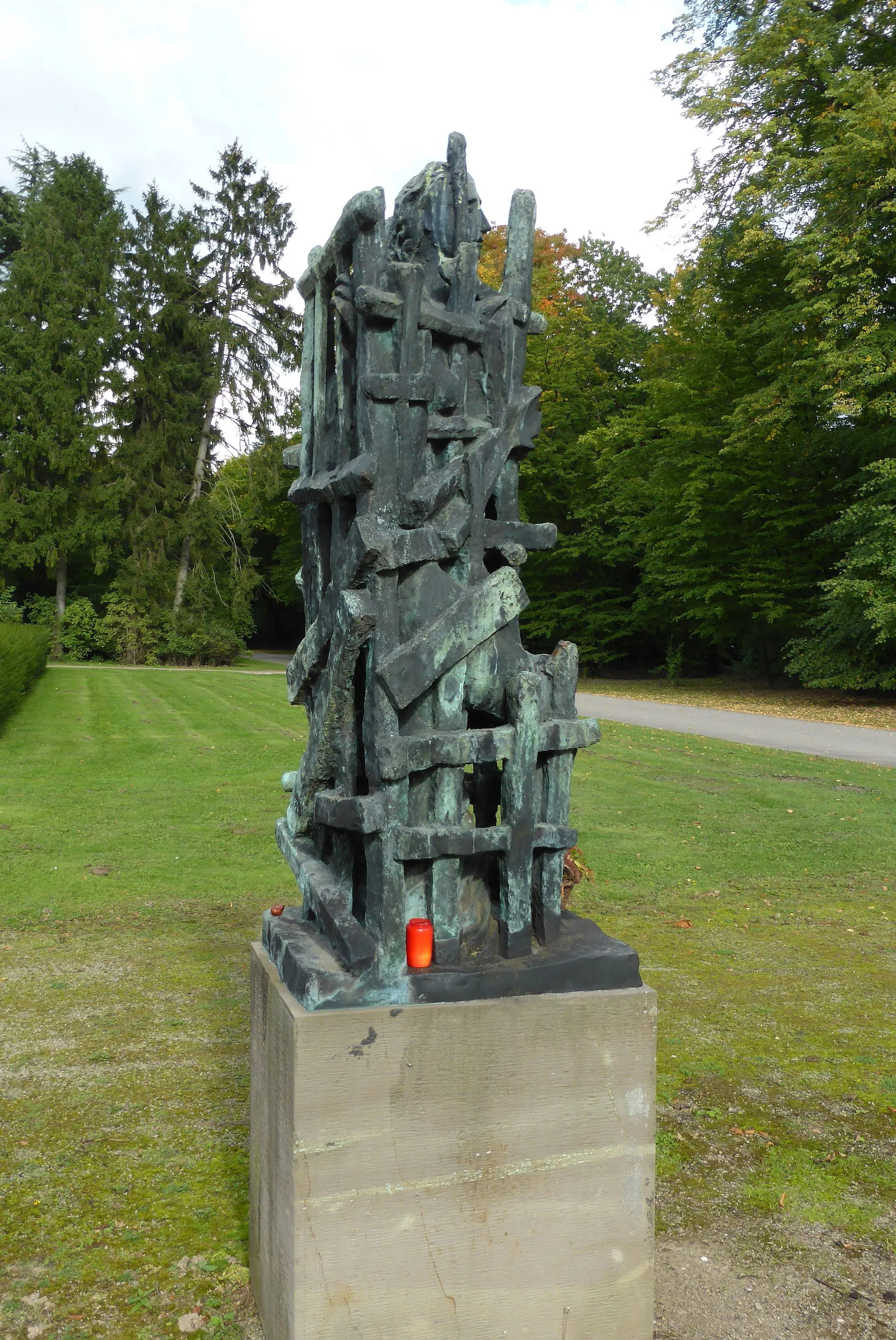 Ossip Zadkine Skulptur (Bronze) von 1943. Abguss von 1958 auf dem Westfriedhof (Köln) . Inschrift: "cire perdue – dik grosman – velp Holland".