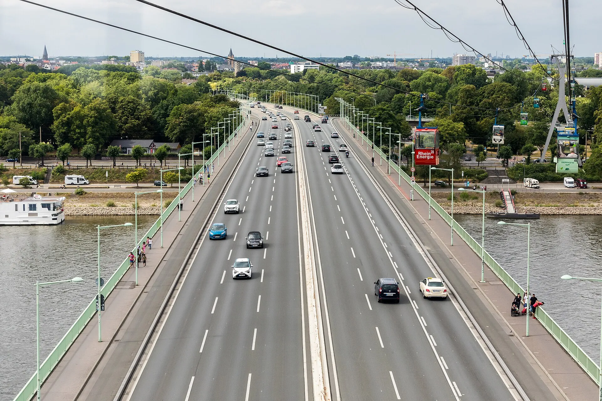 Zoobrücke Köln, Blickrichtung Nordwesten (linksrheinisch). Rechts zwei Gondeln der Kölner Seilbahn